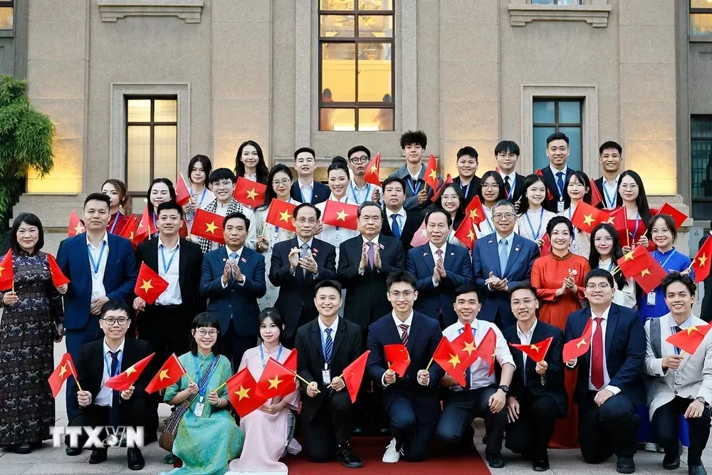 Chủ tịch Quốc hội Trần Thanh Mẫn với các đại biểu chụp ảnh lưu niệm - Ảnh: TTXVN