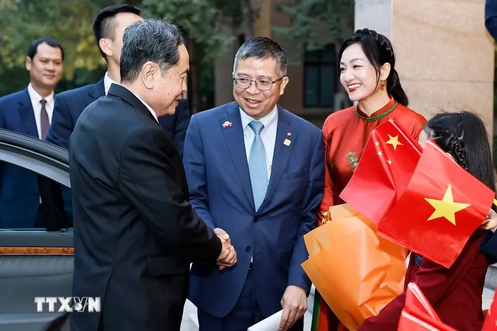Chủ tịch Quốc hội Trần Thanh Mẫn gặp gỡ cán bộ, nhân viên Đại sứ quán và cộng đồng người Việt Nam tại Trung Quốc - Ảnh: TTXVN