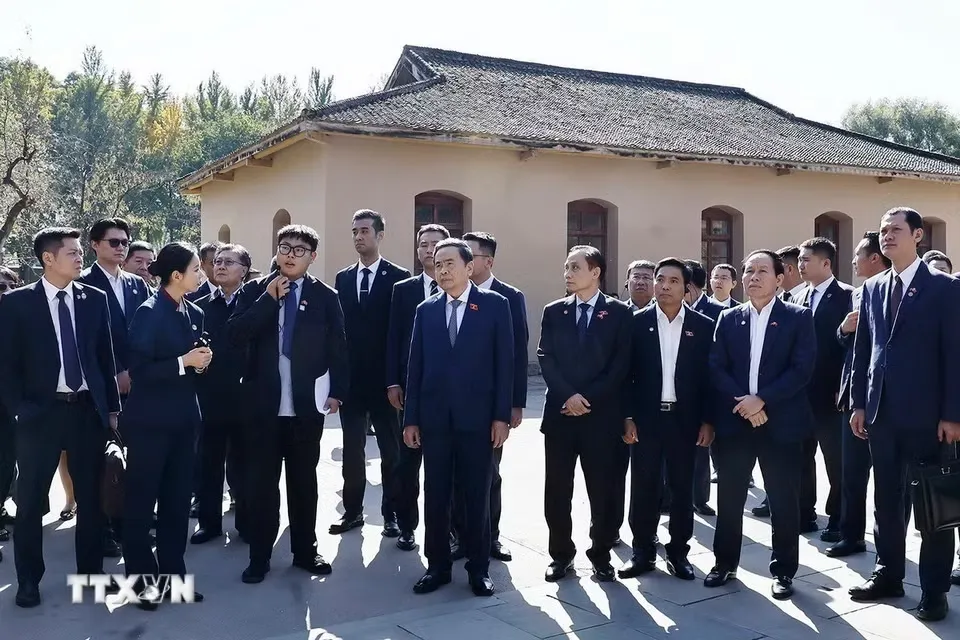 Chủ tịch Quốc hội Trần Thanh Mẫn và đoàn đại biểu cấp cao Việt Nam tham quan Phòng họp Ban Bí thư tại Khu di tích Tảo Viên - Ảnh: TTXVN