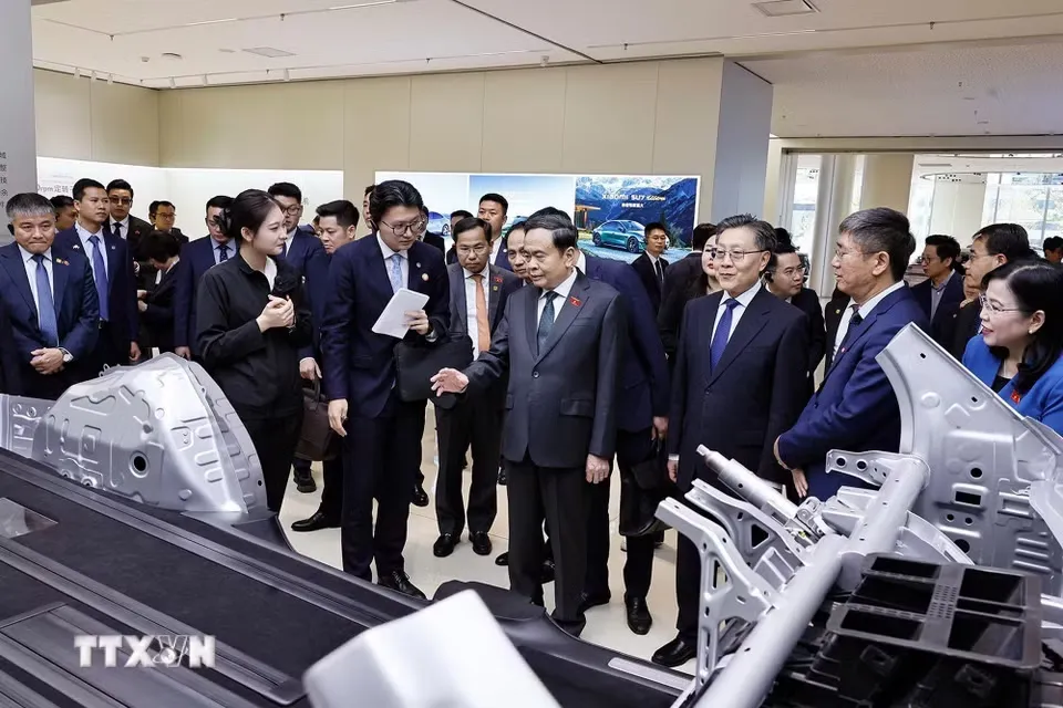 Chủ tịch Quốc hội Trần Thanh Mẫn tham quan khu trưng bày sản phẩm xe điện Xiaomi và giới thiệu công nghệ chính của Siêu nhà máy xe điện Xiaomi tại Khu Kinh tế Diệc Trang - Ảnh: TTXVN
