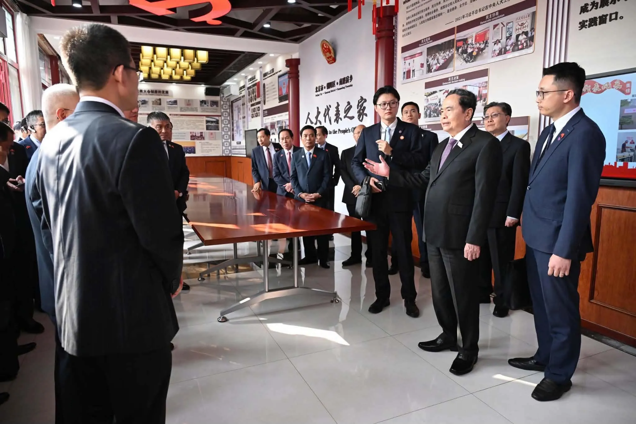 Chủ tịch Quốc hội Trần Thanh Mẫn thăm, khảo sát điểm liên lạc lập pháp Nam Ma Phòng ở quận Triều Dương - Ảnh: TTXVN