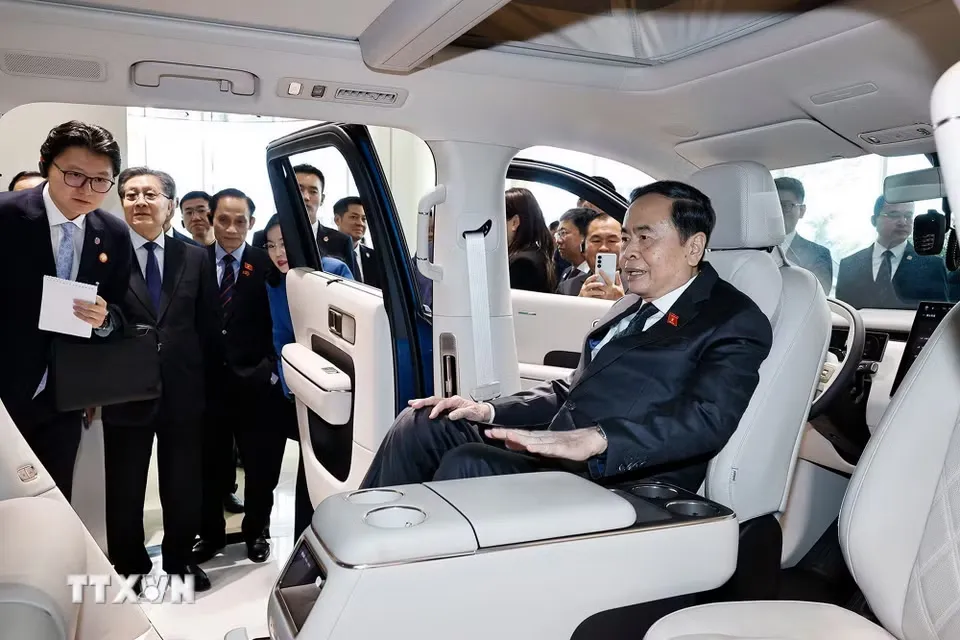 Chủ tịch Quốc hội Trần Thanh Mẫn tham quan khu trưng bày sản phẩm xe điện Xiaomi và giới thiệu công nghệ chính của Siêu nhà máy xe điện Xiaomi tại Khu Kinh tế Diệc Trang - Ảnh: TTXVN