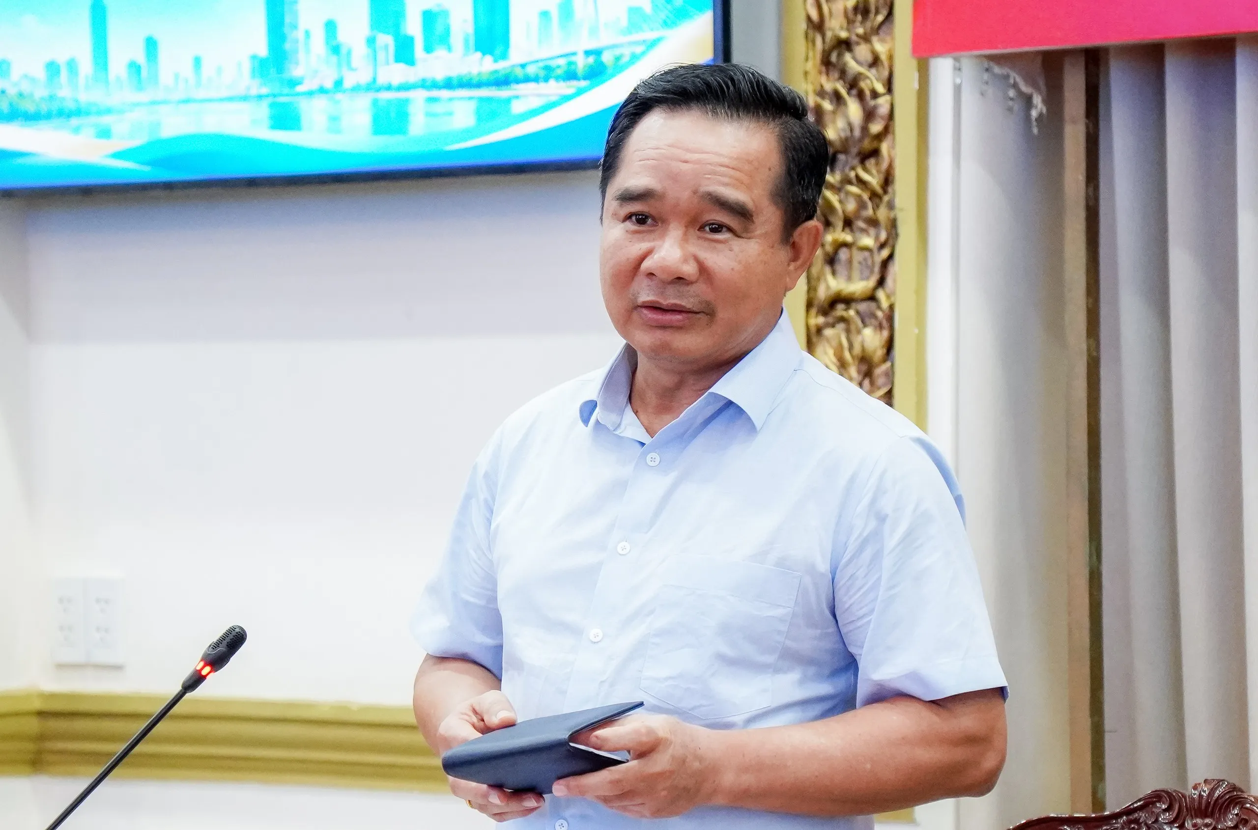 Chủ tịch UBND TP.HCM Nguyễn Văn Được phát biểu mở đầu cuộc họp - Ảnh: KỲ PHONG