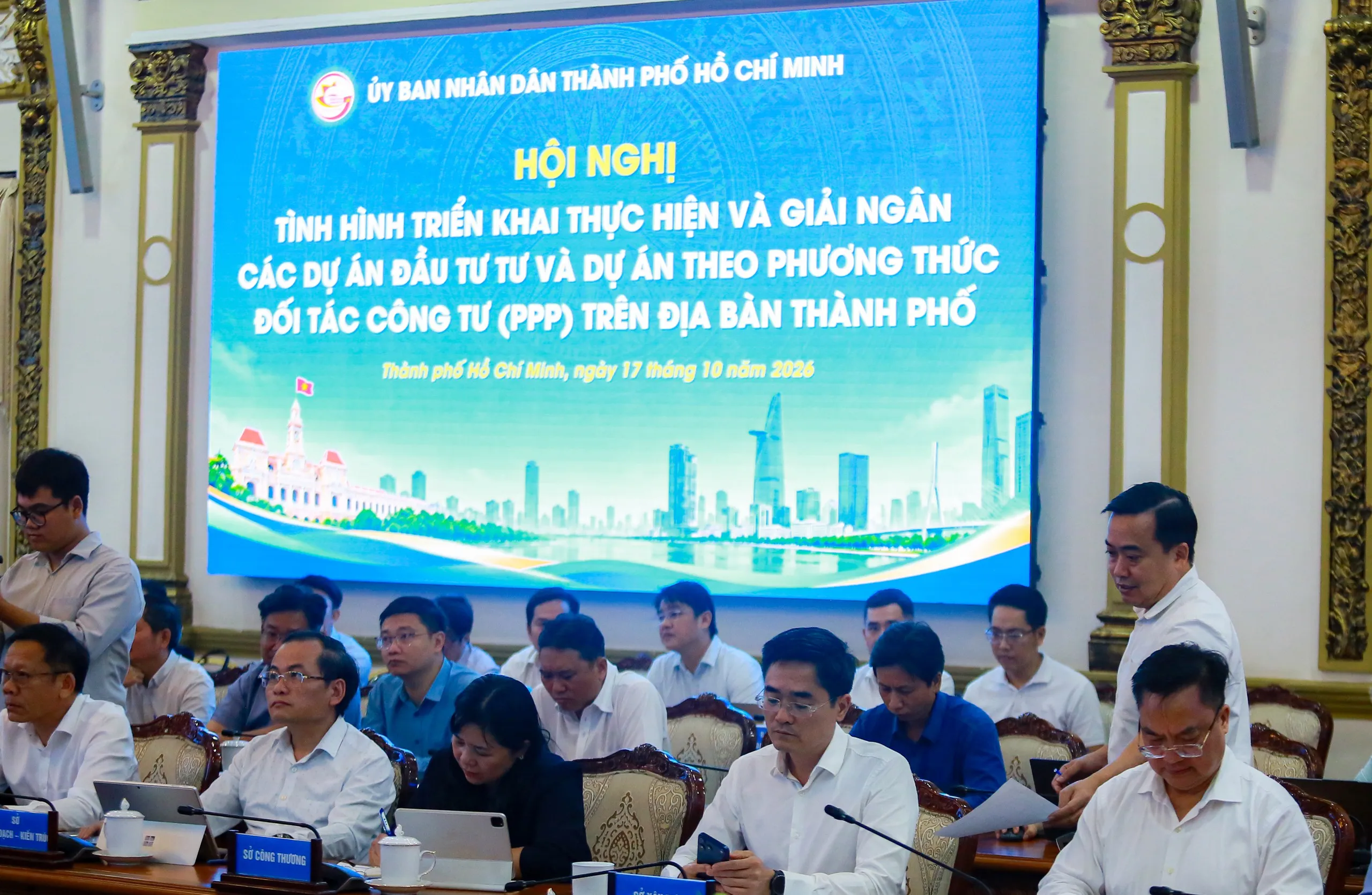 Cuộc họp với nhiều tập đoàn, doanh nghiệp về triển khai, giải ngân đầu tư tư diễn ra chiều 17-10 - Ảnh: CHÂU TUẤN