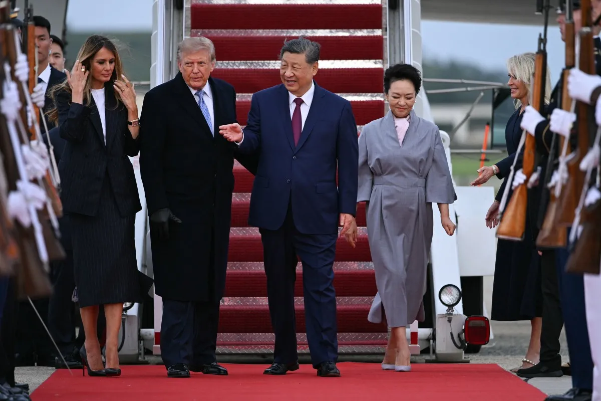 Tổng thống Mỹ Donald Trump và Đệ nhất phu nhân Melania Trump chào đón Chủ tịch Trung Quốc Tập Cận Bình và phu nhân Bành Lệ Viện khi ông bà đến căn cứ liên hợp Andrews ở bang Maryland, Mỹ ngày 23-9-2026 - Ảnh: AFP