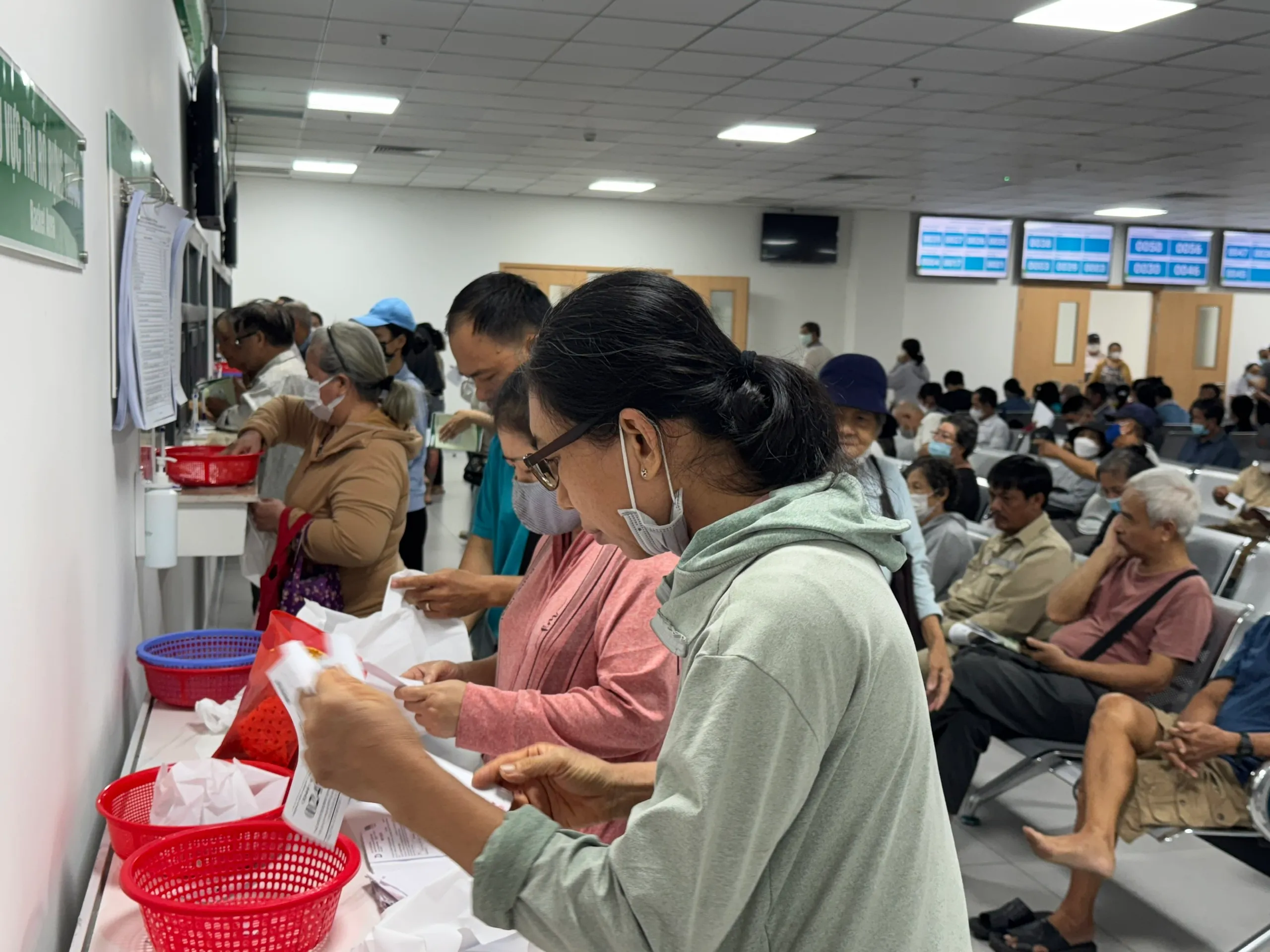 Người cao tuổi tại TP.HCM thăm khám các bệnh mãn tính - Ảnh: THU HIẾN