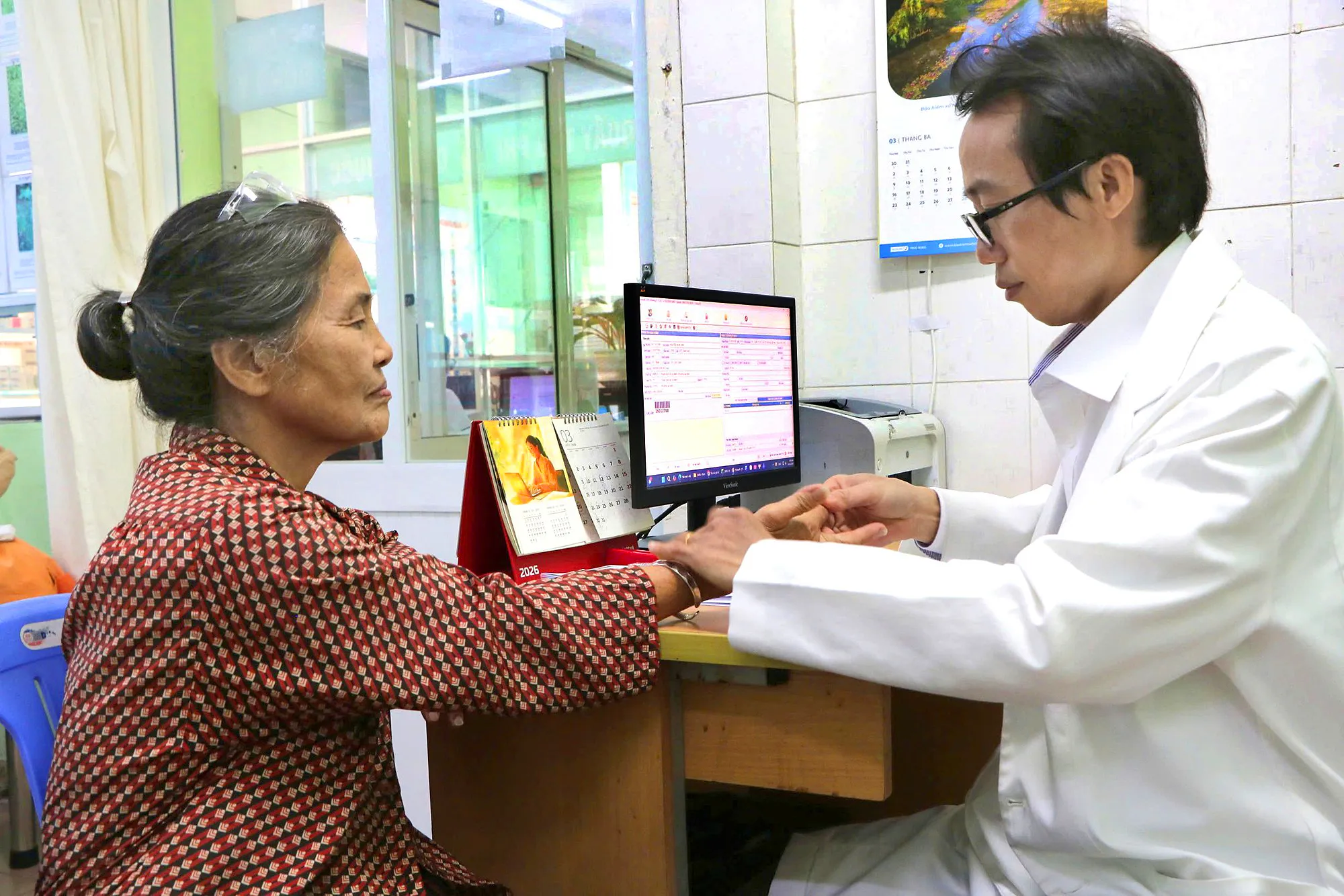 Người cao tuổi đang được các y bác sĩ chăm sóc, theo dõi sức khỏe tại trạm y tế trên địa bàn TP.HCM - Ảnh: THU HIẾN