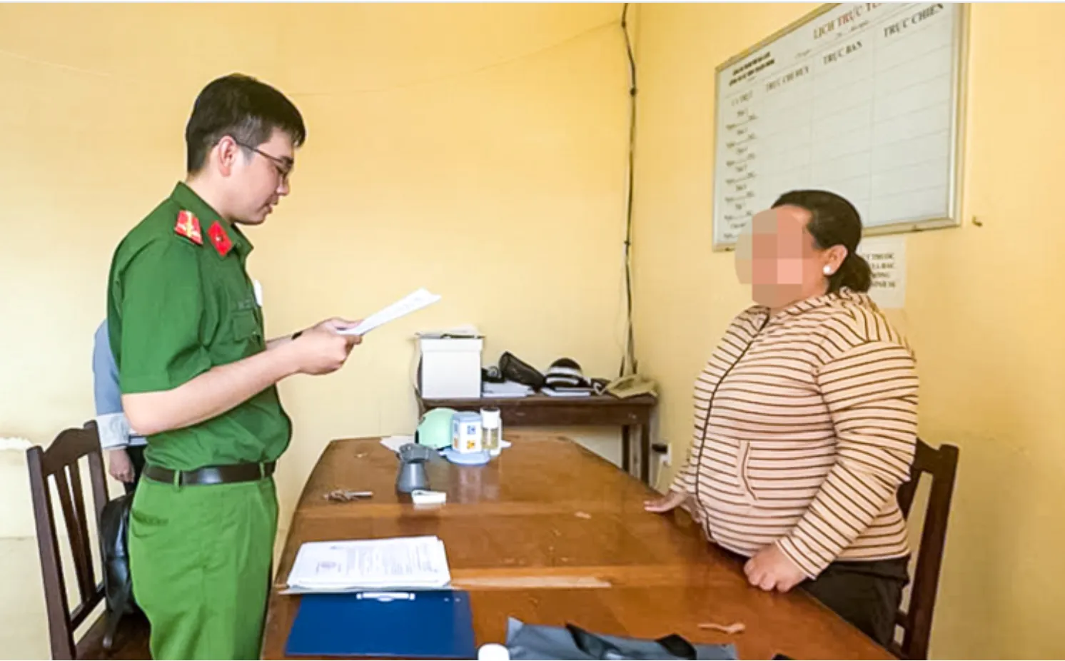 Qua điều tra ban đầu, cơ quan công an xác định các đối tượng lợi dụng mối quan hệ quen biết để tiếp cận, tạo lòng tin với những gia đình có hoàn cảnh kinh tế khó khăn - Ảnh: Công an TP Cần Thơ