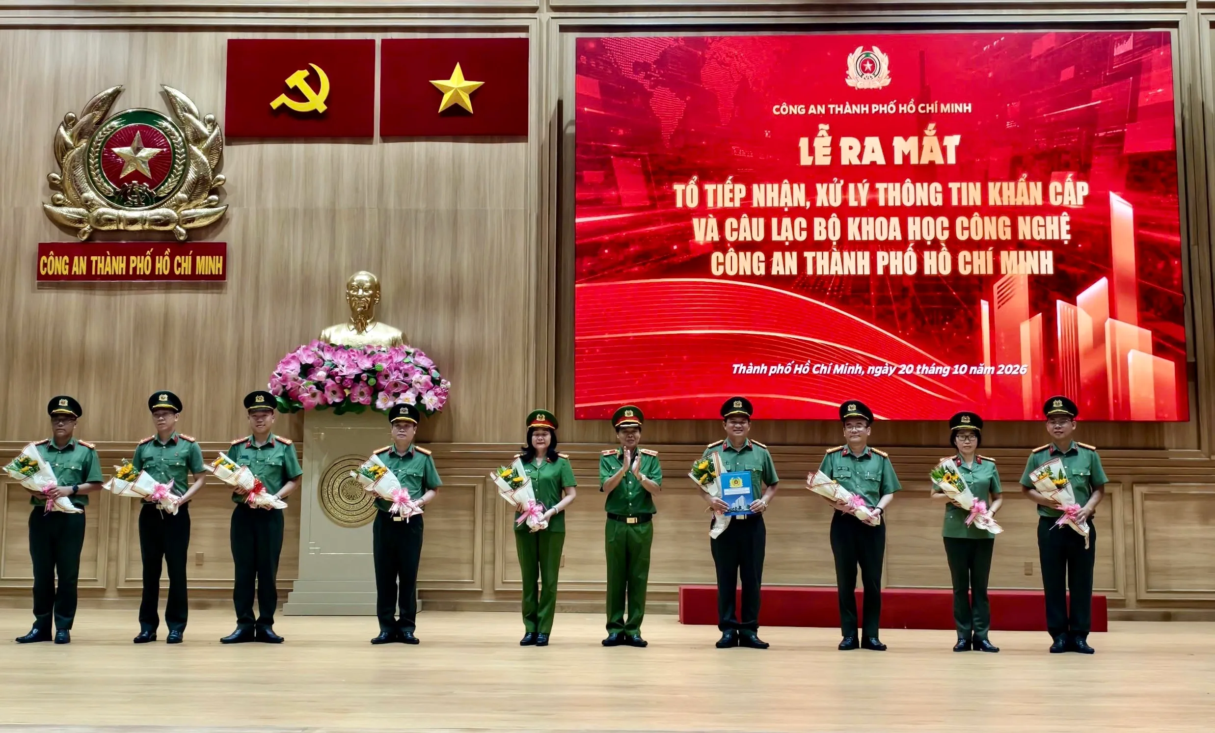 Thiếu tướng Nguyễn Thanh Hưởng tặng hoa biểu dương nỗ lực của các đơn vị trong việc khẩn trương hoàn thành các nhiệm vụ theo tiến độ đề ra - Ảnh: Đ.T.