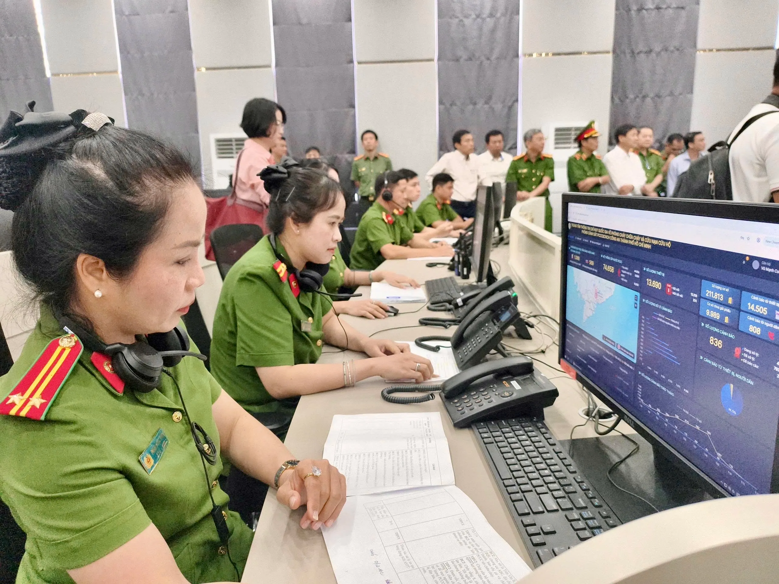 Cán bộ trực tại Tổ tiếp nhận, xử lý thông tin khẩn cấp - Ảnh: Đ.T.