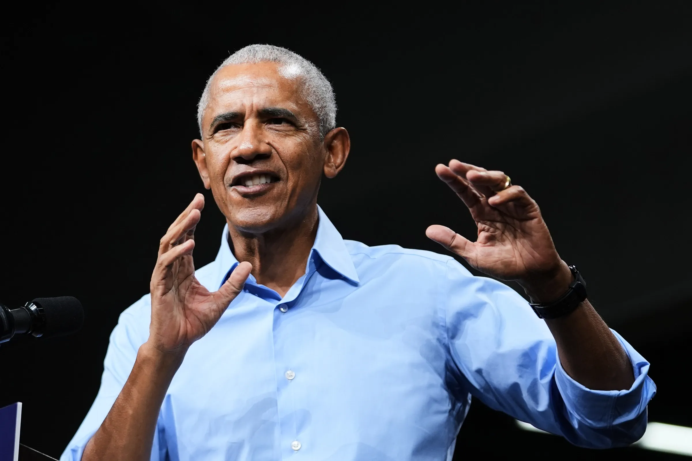 Cựu tổng thống Mỹ Barack Obama phát biểu tại một cuộc vận động cử tri ở Detroit hôm 24/10.