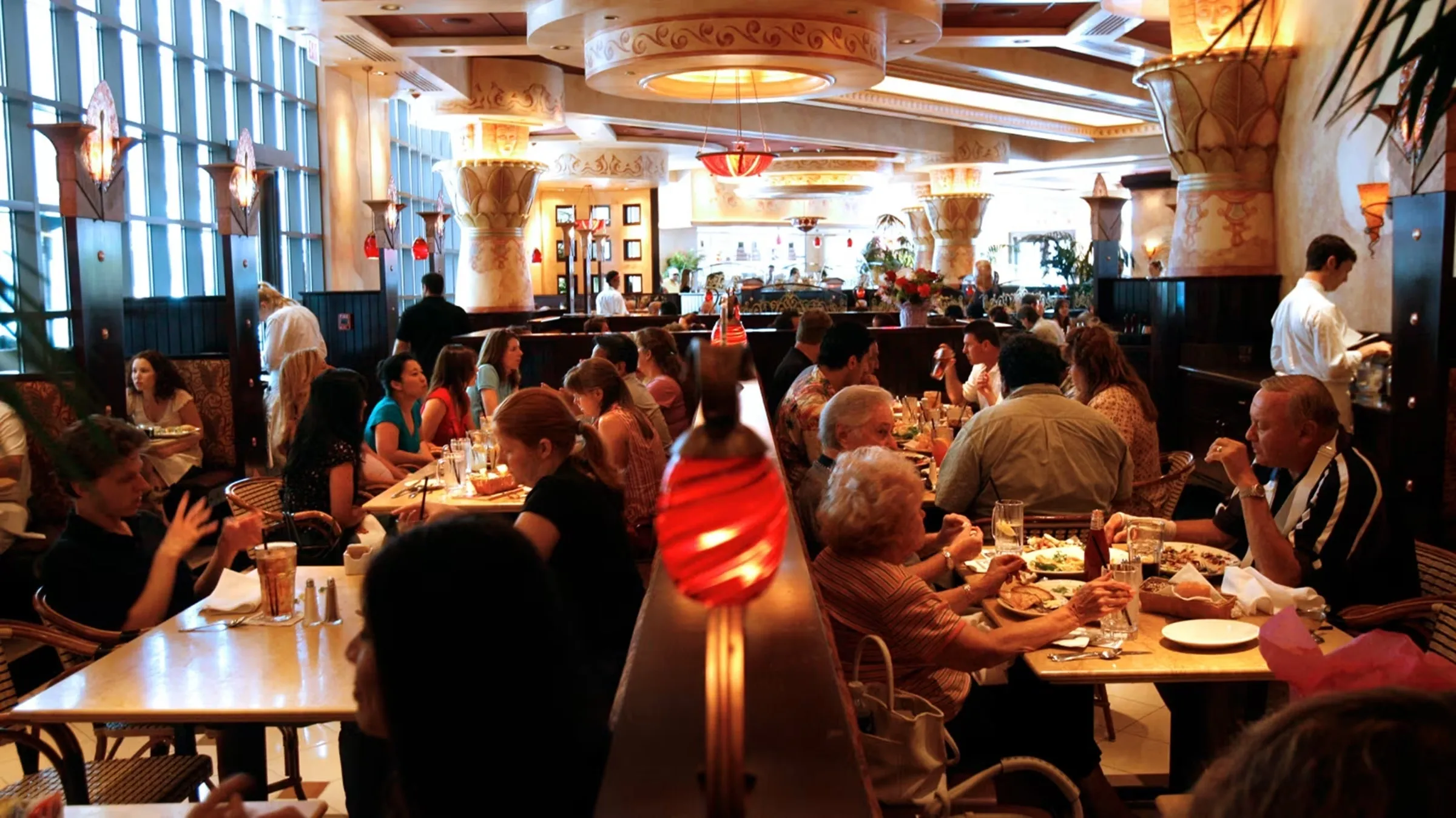 Bên trong một nhà hàng của Cheesecake Factory ở California.