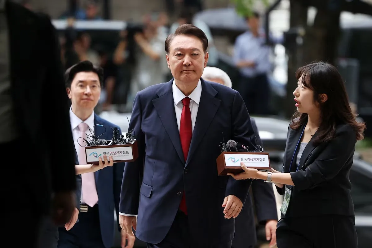 Cựu Tổng thống Hàn Quốc Yoon Suk Yeol đến tòa án tham dự phiên điều trần xem xét lệnh bắt giữ do các công tố viên đặc biệt đề nghị, ngày 9-7-2025 - Ảnh: REUTERS