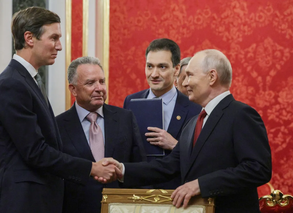 Tổng thống Nga Vladimir Putin (phải) tiếp Đặc phái viên Mỹ Steve Witkoff (thứ hai từ trái sang) và Jared Kushner (trái) trước cuộc hội đàm tại Matxcơva ngày 5-9-2026 - Ảnh: AFP