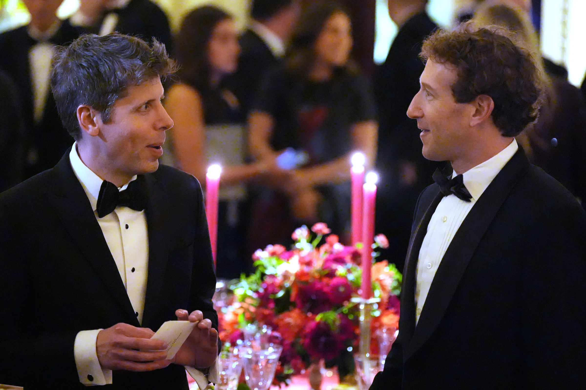 CEO OpenAI Sam Altman nói chuyện cùng CEO Meta Mark Zuckerberg tại tiệc ở Nhà Trắng ngày 24/9/2026.