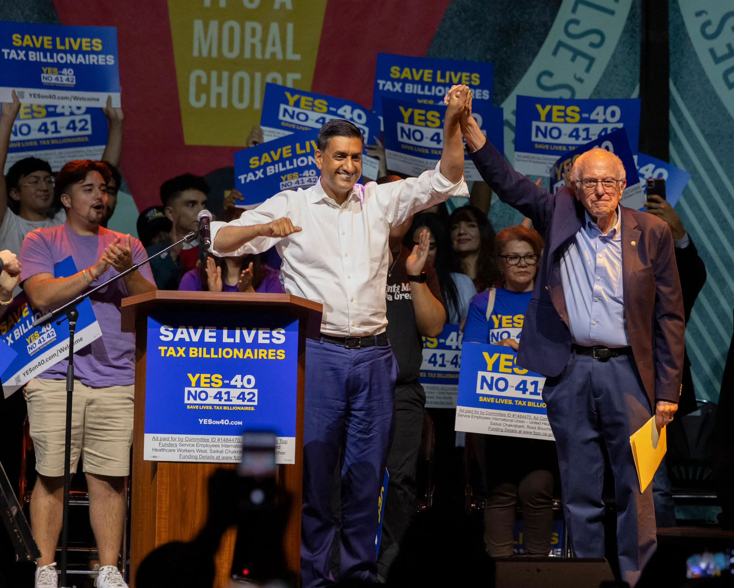 Nghị sĩ Ro Khanna (trái) và thượng nghị sĩ Bernie Sanders trong cuộc vận động ủng hộ thuế tỷ phú ở Los Angeles, bang California, ngày 5/10/2026.