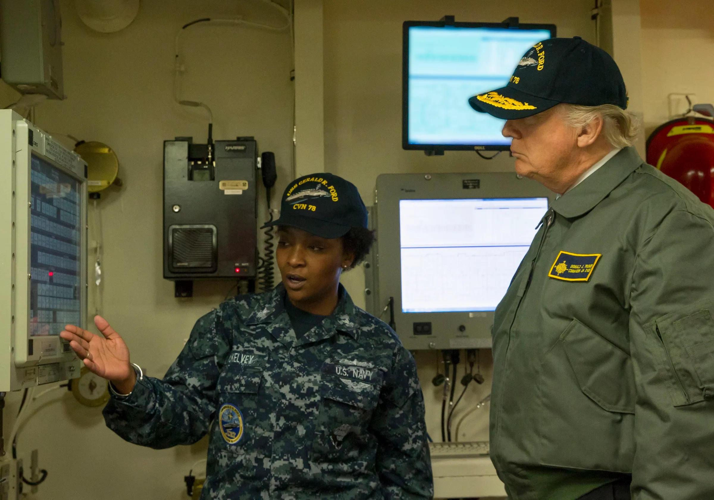 Ông Trump (bên phải) trò chuyện với thủy thủ tàu sân bay USS Gerald R. Ford hồi tháng 3/2017.