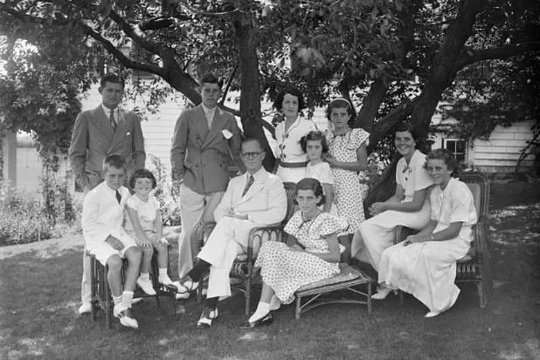 Rosemary Kennedy (thứ hai từ phải sang), trong ảnh chụp cùng bố mẹ và các anh chị em tại Hyannisport, Massachusetts, những năm 1930.