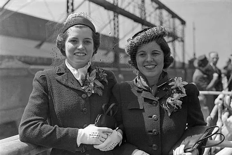 Rosemary Kennedy (phải) và em gái trên tàu SS Manhattan khi khởi hành từ New York vào tháng 4/1938 để đến London đoàn tụ cùng cha mẹ.