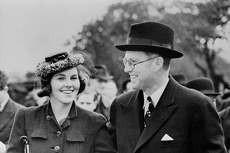 Joseph P. Kennedy cùng con gái Rosemary trong thời gian ông làm đại sứ Mỹ tại Anh.