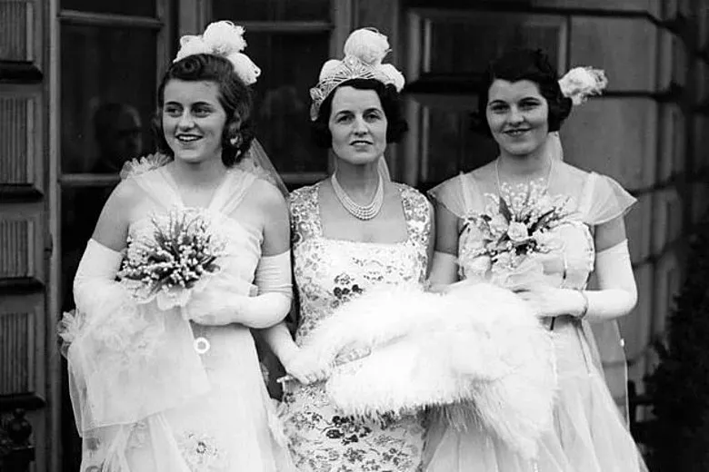 Bà Rose Kennedy (giữa), cùng hai con gái Kathleen và Rosemary (phải), rời nhà ở London tới Điện Buckingham.