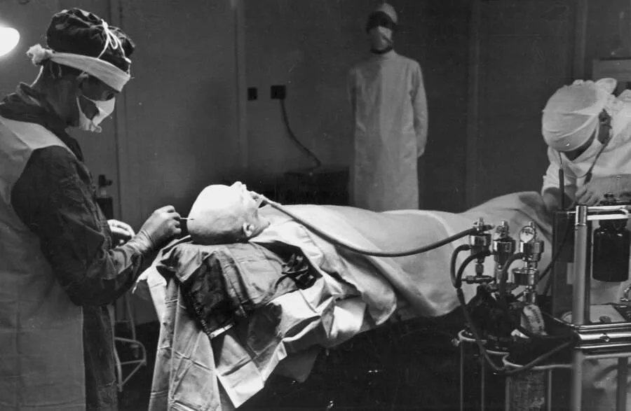 Một ca phẫu thuật cắt thùy não cho bệnh nhân tâm thần người Anh năm 1947.