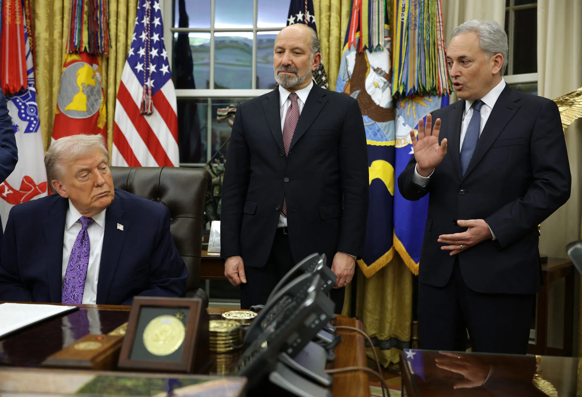 Từ trái qua phải: Tổng thống Donald Trump, Bộ trưởng Thương mại Howard Lutnick và ông David Sacks tại Phòng Bầu dục ngày 11/12/2025.