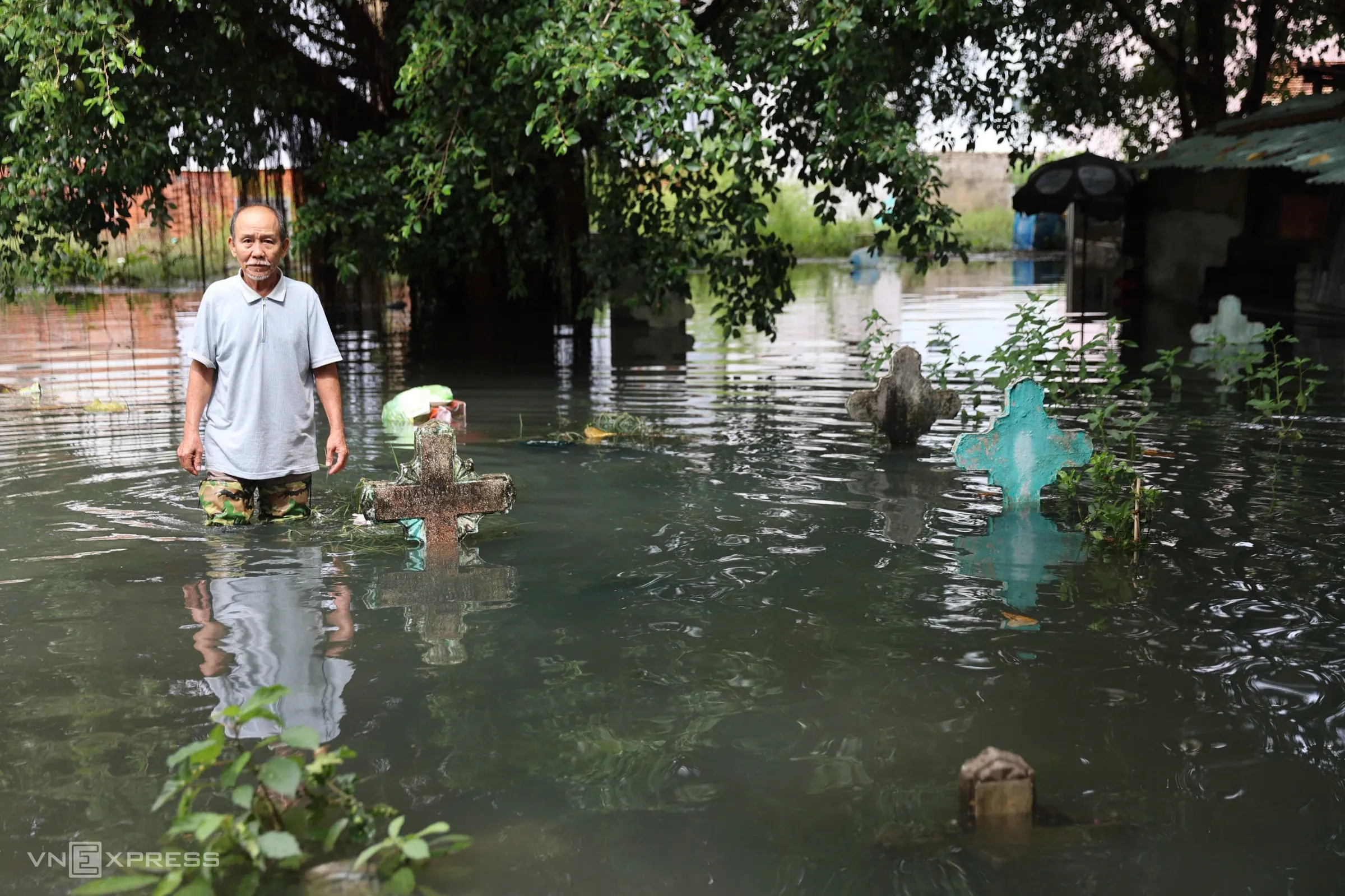 Nghĩa trang trong hẻm 19 đường Quang Trung, phường Thông Tây Hội, ngập gần nửa mét, nước bao quanh các ngôi mộ. Từ trận mưa lớn lúc 15h hôm qua đến sáng nay, nhiều khu dân cư ở Gò Vấp cũ vẫn chưa rút hết nước.