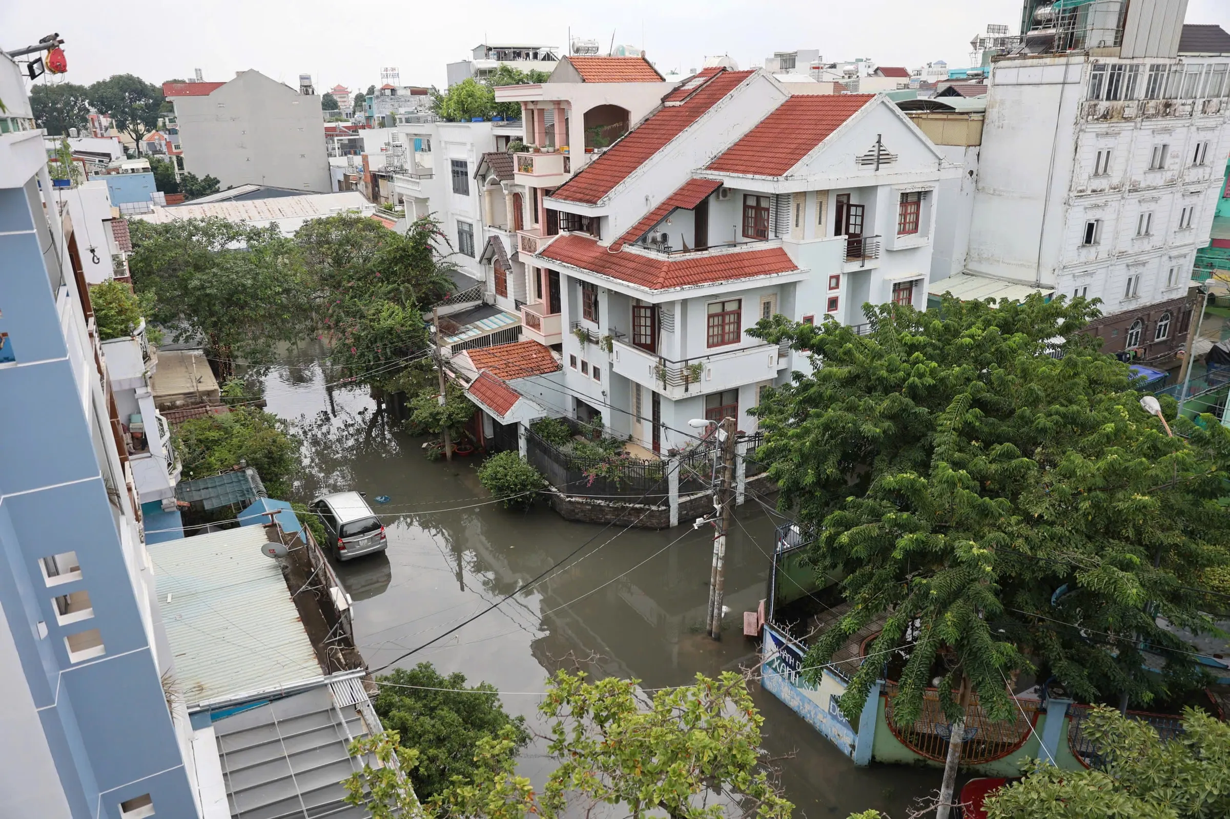 Tại hẻm 152 đường Nguyễn Văn Khối, cả khu dân cư vẫn ngập sâu. Từ sân thượng nhìn xuống, ông Nguyễn Quang Tâm cho biết đây là lần ngập nặng nhất ông chứng kiến trong hơn 10 năm sống ở khu vực này.
Trận mưa kéo dài hơn hai giờ đúng vào giờ tan tầm chiều tối 7/10 cũng khiến nhiều tuyến đường TP HCM ngập sâu, ùn tắc kéo dài, người dân chật vật về nhà. Cơ quan khí tượng dự báo chiều tối 8-9/10, TP HCM tiếp tục có mưa, cục bộ mưa to.