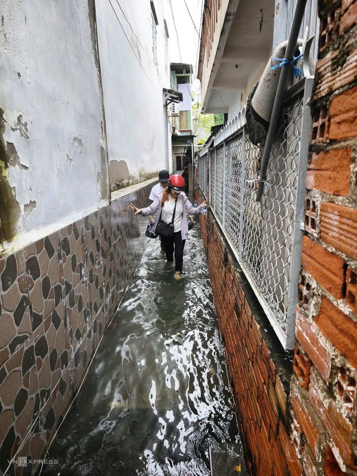 Cùng con hẻm, các phòng trong một dãy trọ đóng kín cửa, người thuê tìm cách hạn chế nước tràn vào nơi ở.