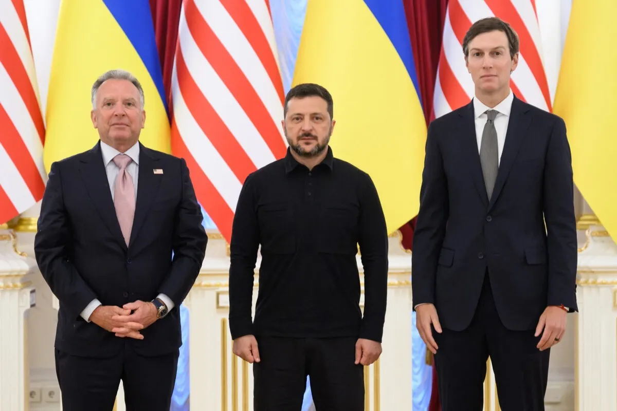 Tổng thống Ukraine Volodymyr Zelensky (giữa) gặp đặc phái viên Mỹ Steve Witkoff (trái) và Jared Kushner tại Kiev ngày 6/9.
