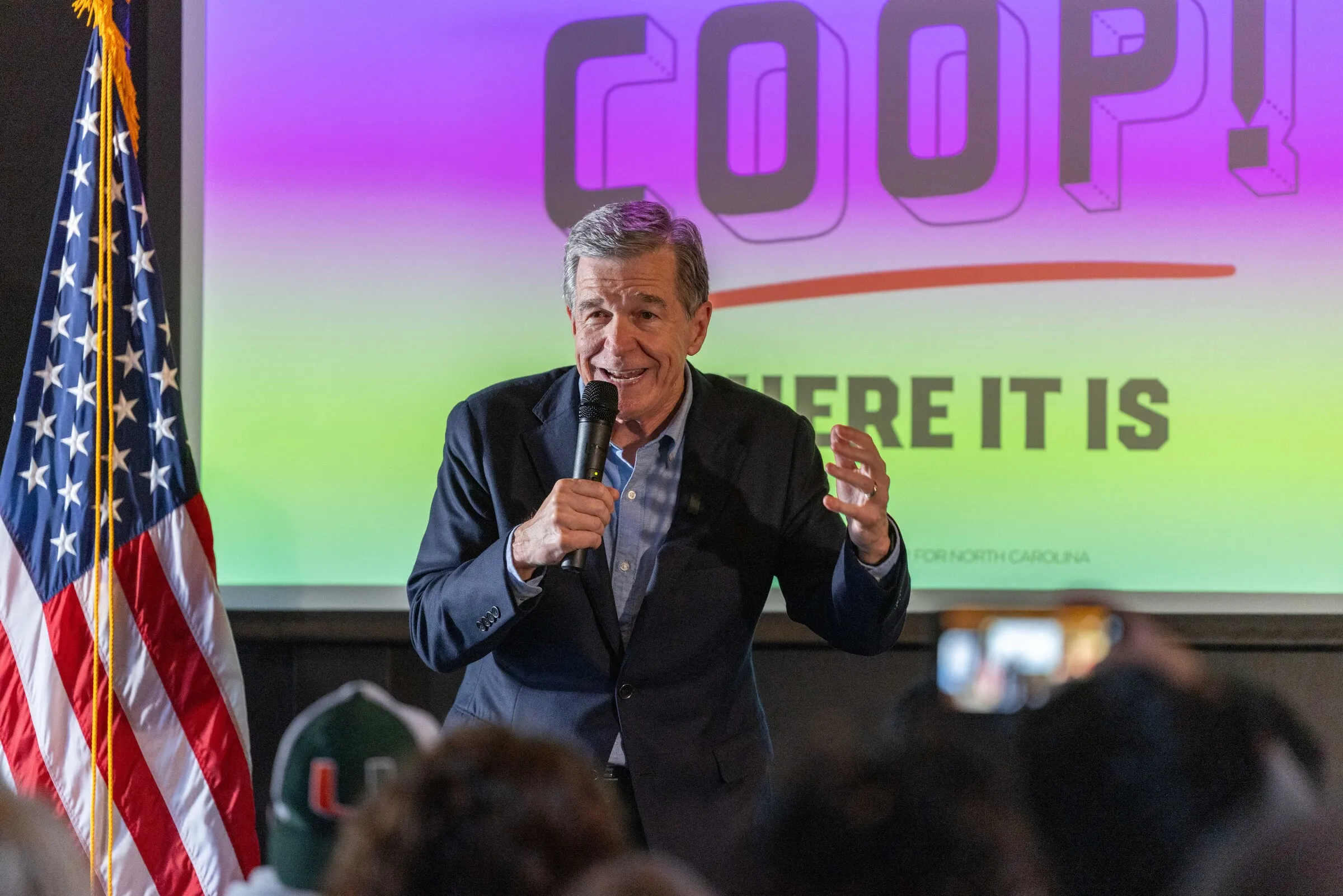 Ông Roy Cooper phát biểu tại Charlotte, bang Bắc Carolina ngày 17/10.