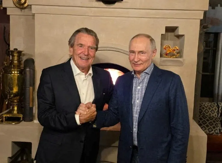 Tổng thống Nga Vladimir Putin (phải) và cựu thủ tướng Đức Gerhard Schroeder tại dinh thự của ông Putin, trong bức ảnh được công bố ngày 8/10.