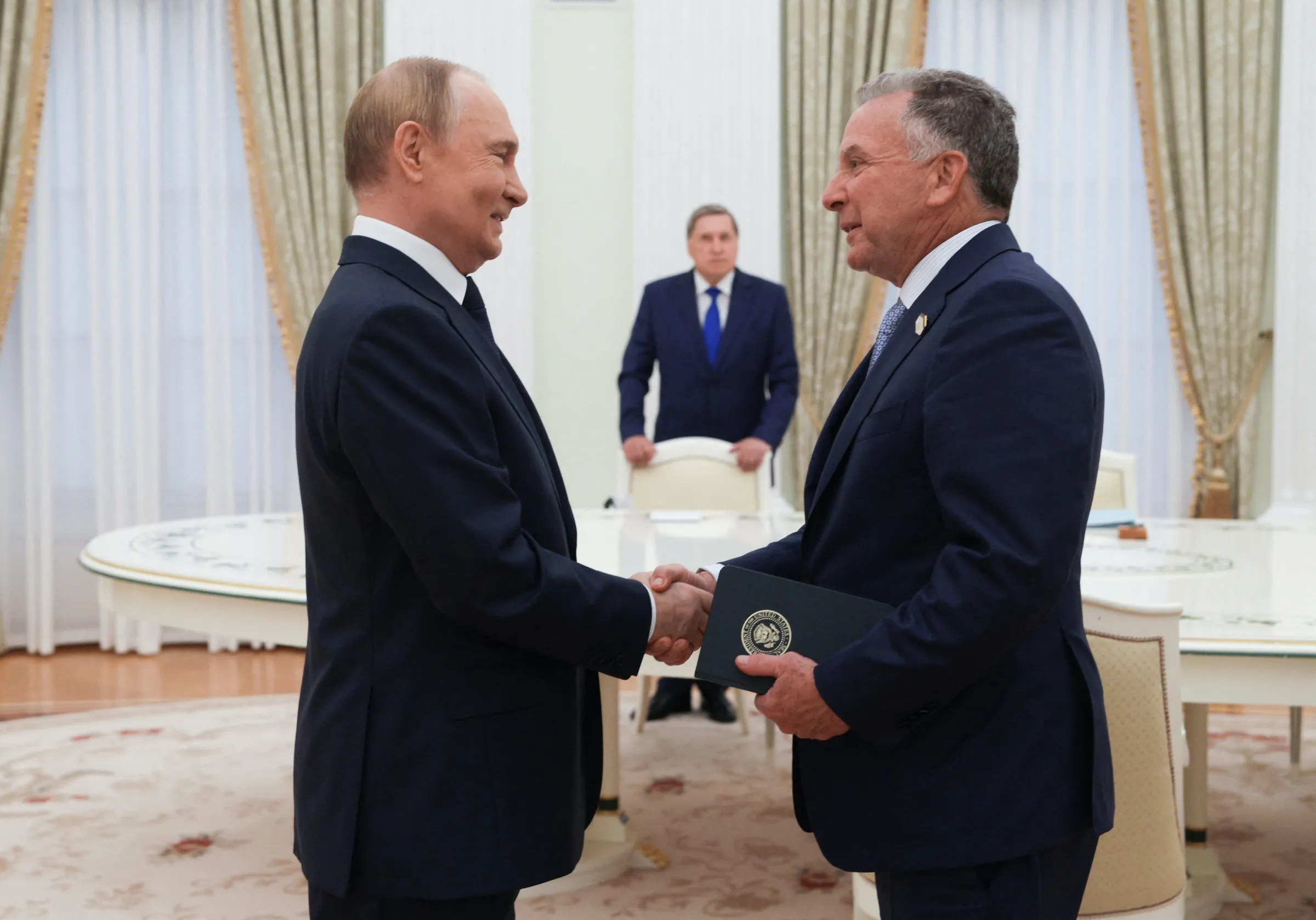 Tổng thống Nga Vladimir Putin (trái) và đặc phái viên Mỹ Steve Witkoff tại Moskva ngày 6/8.
