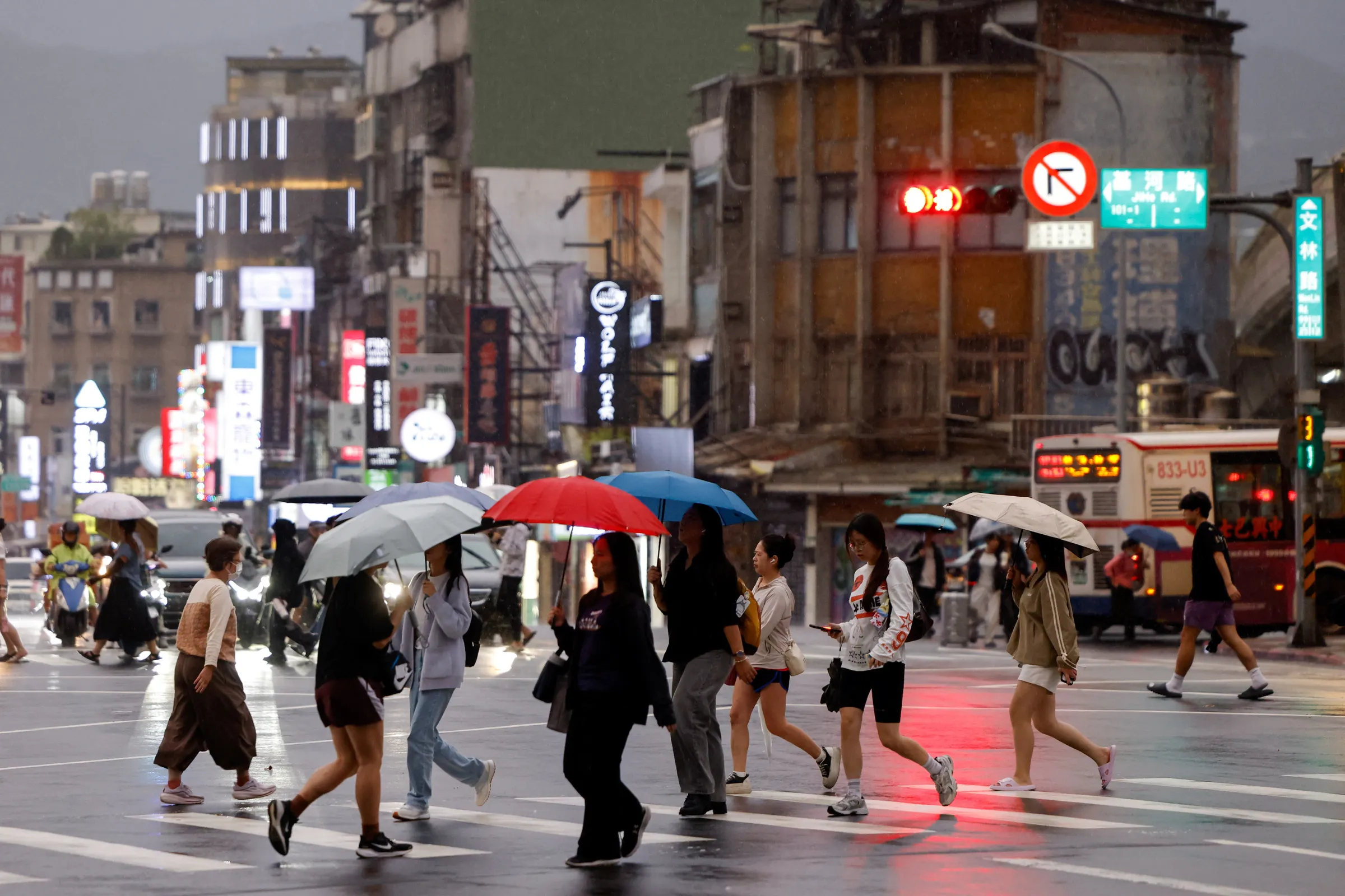 Người dân di chuyển trên đường phố Đài Bắc, đảo Đài Loan, ngày 22/10.