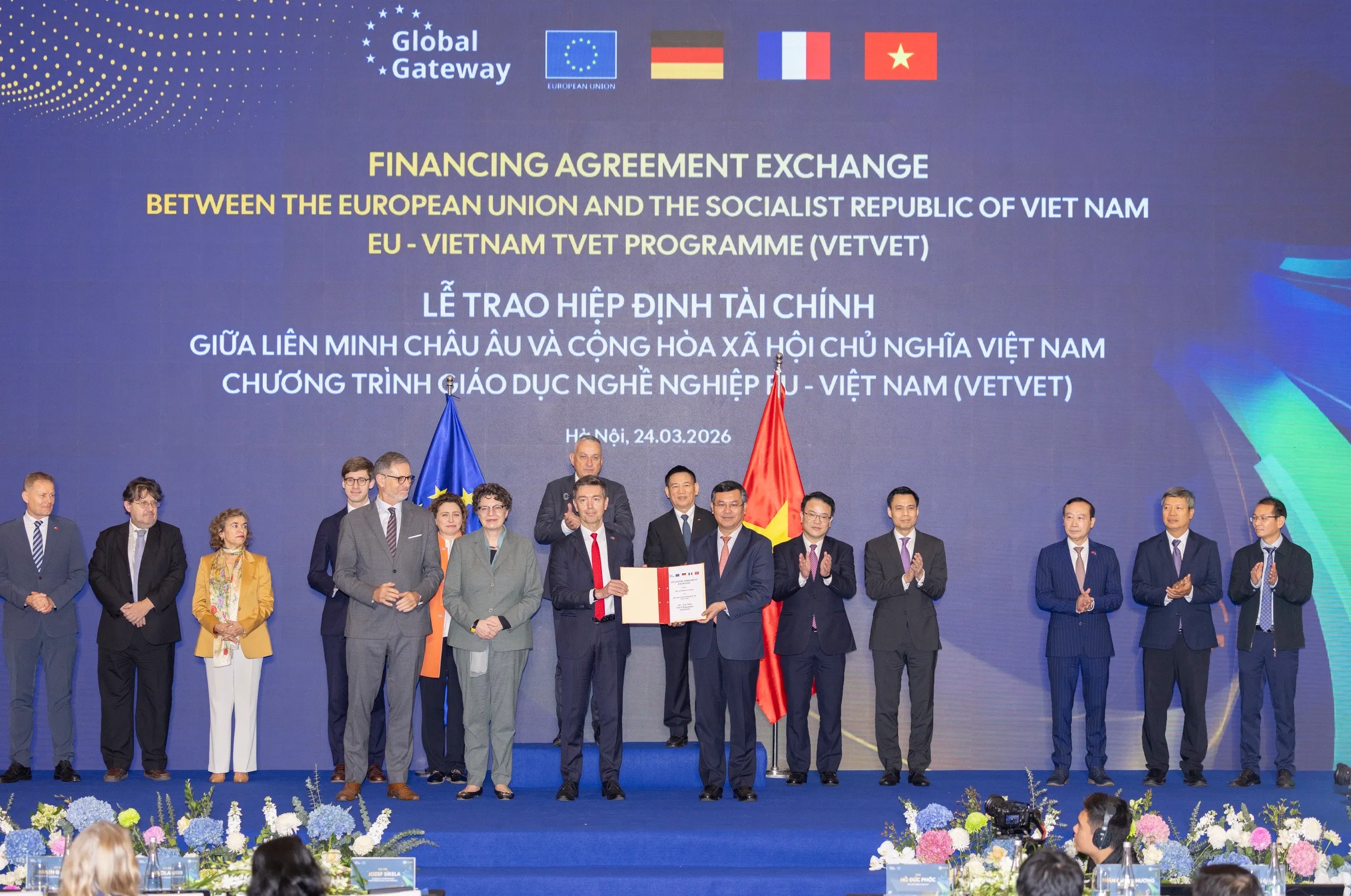 Cao ủy châu Âu phụ trách quan hệ đối tác quốc tế Jozef Síkela đồng chủ trì Diễn đàn Kinh doanh và Đầu tư EU - Việt Nam - Chiến lược Cửa ngõ toàn cầu tại Hà Nội hôm 24-3, chứng kiến hai bên trao đổi các thỏa thuận hợp tác - Ảnh: EU