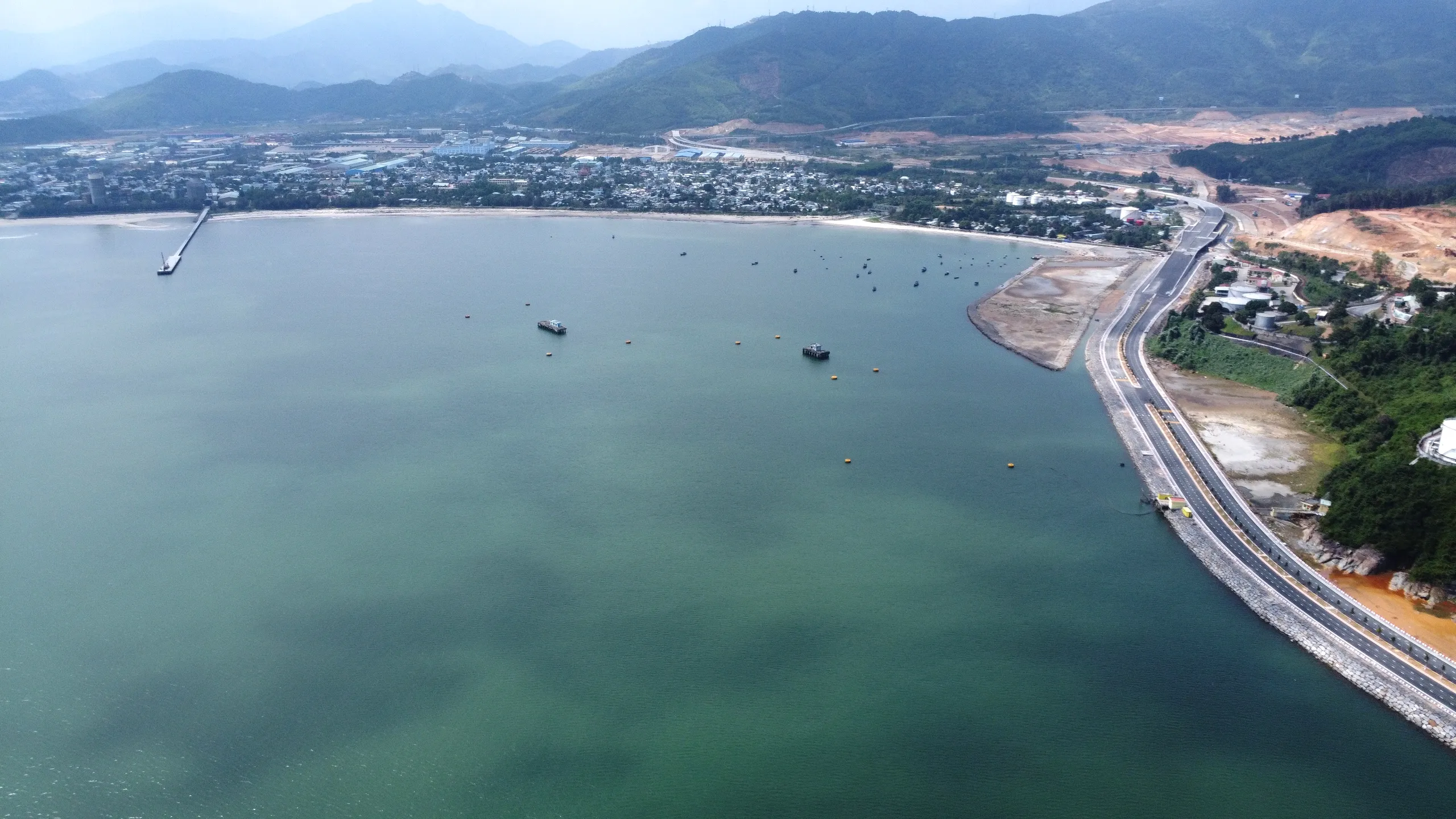 Cảng Liên Chiểu tại Đà Nẵng là một dự án trọng điểm với nhiều kỳ vọng lớn. Chủ đầu tư là liên danh Công ty cổ phần Tập đoàn Hateco - Công ty TNHH cảng biển Hateco - APM TERMINALS B.V (Hà Lan), với tổng vốn đầu tư 1,7 tỉ USD - Ảnh: ĐOÀN CƯỜNG