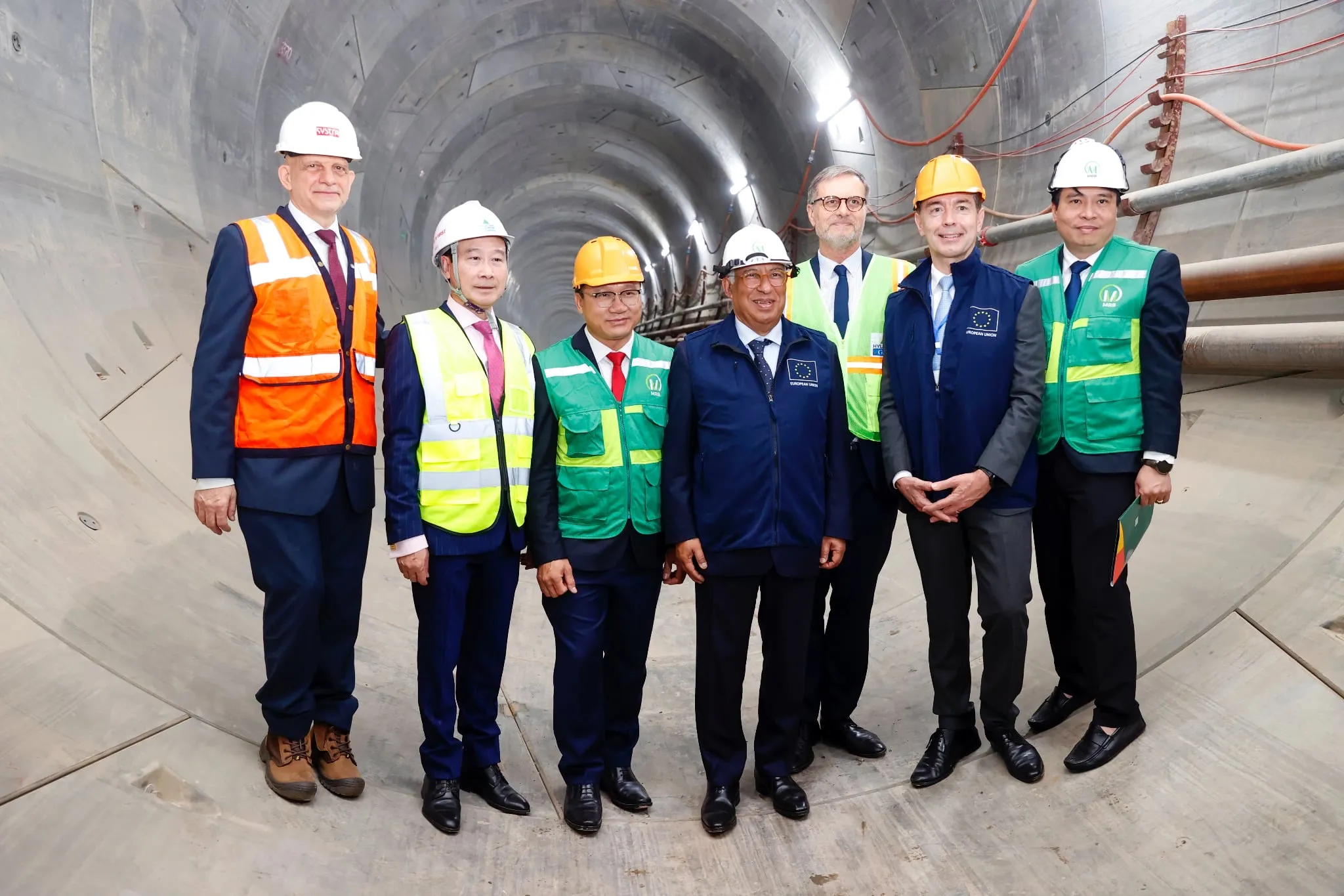 Chủ tịch Hội đồng châu Âu António Costa thăm đoạn ngầm của dự án metro số 3 Hà Nội trong chuyến thăm hồi tháng 1. Tuyến metro số 3 nhận được nguồn hỗ trợ tài chính lớn từ Pháp, với hơn 500 triệu euro vốn ưu đãi do Kho bạc Pháp và Cơ quan Phát triển Pháp cung cấp.  Dự án còn nhận được các khoản tài trợ quy mô lớn từ Ngân hàng Phát triển châu Á (khoảng 407,8 triệu USD) và EIB Global - một bộ phận toàn cầu của Ngân hàng Đầu tư châu Âu (141 triệu euro) - Ảnh: PHẠM HẢI