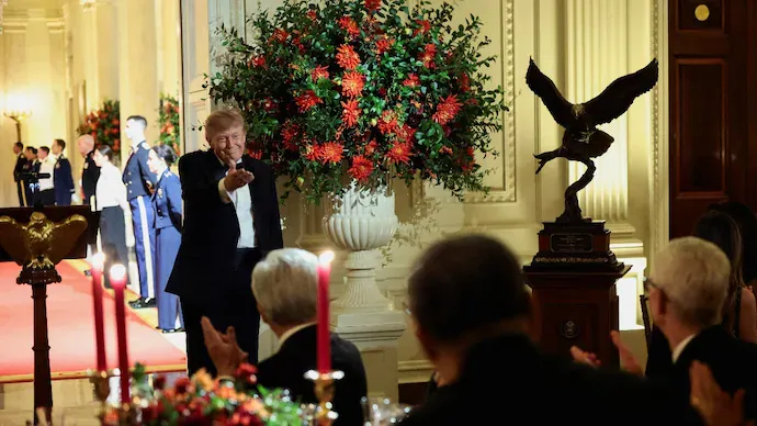 Ông Trump tặng ông Tập bức tượng đại bàng cao khoảng 0,9m - Ảnh: REUTERS