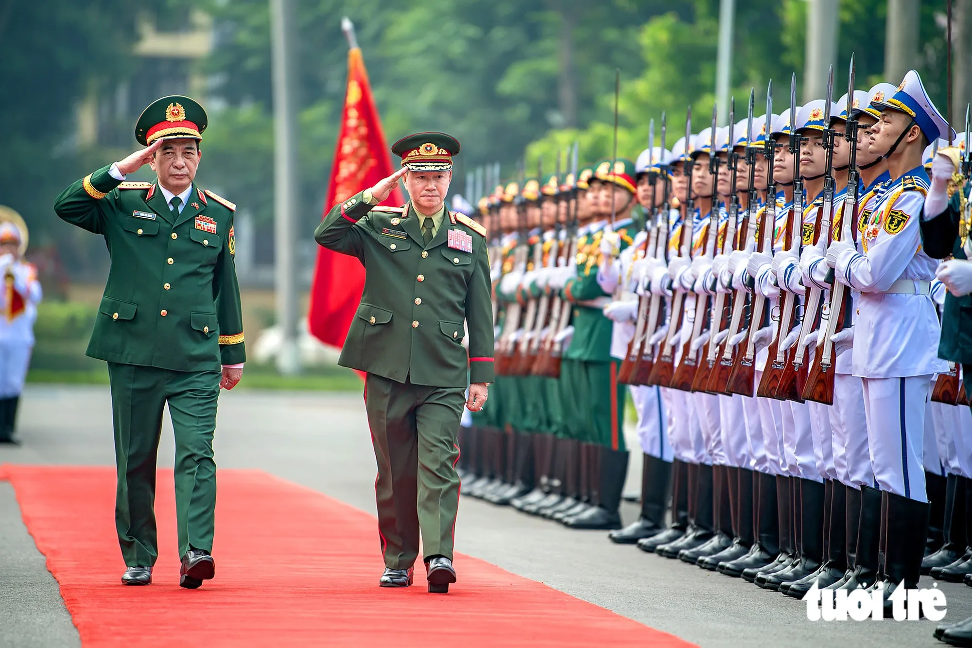 Đại tướng Phan Văn Giang và Đại tướng Khamliang Outhakaysone duyệt đội danh dự - Ảnh: NAM TRẦN