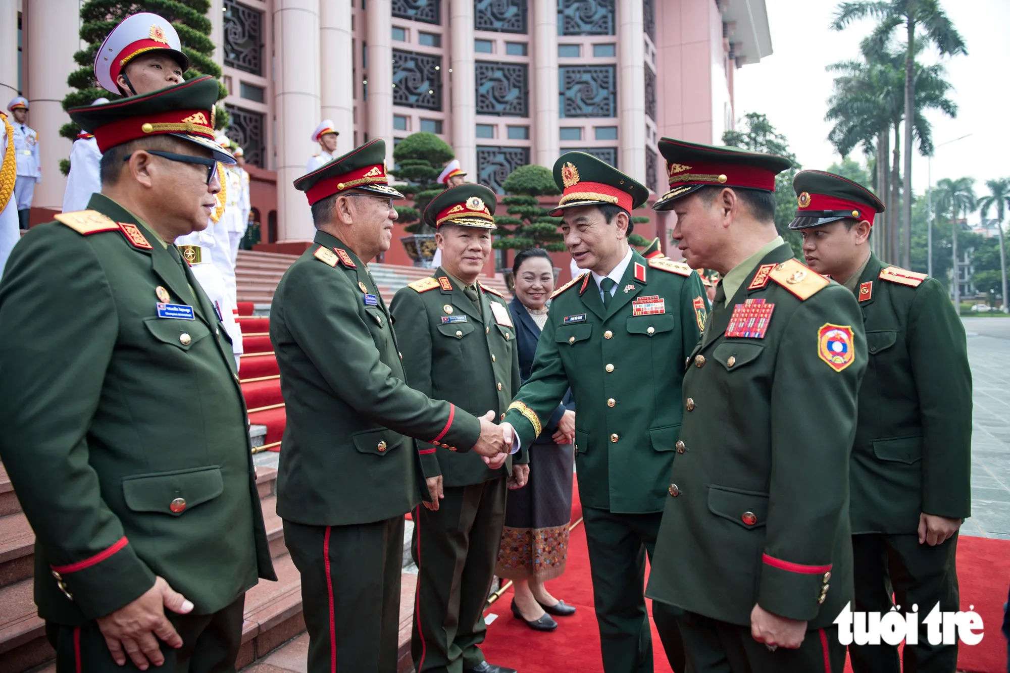 Đại tướng Khamliang Outhakaysone giới thiệu các đại biểu đoàn Lào với Đại tướng Phan Văn Giang - Ảnh: NAM TRẦN