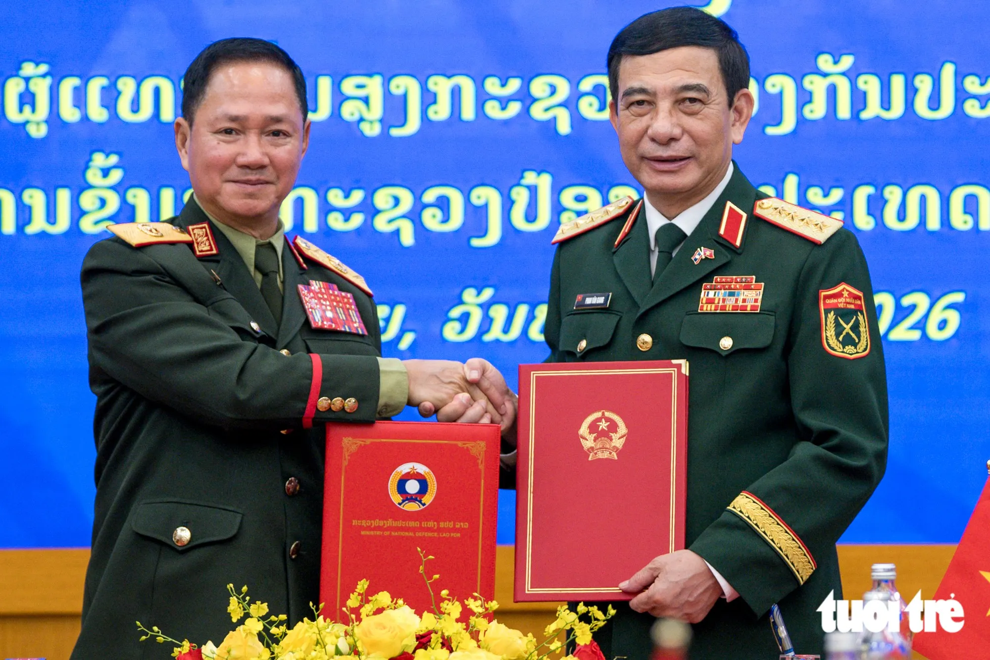 Hai Bộ trưởng ký kết Kế hoạch hợp tác quốc phòng Việt Nam - Lào năm 2027 - Ảnh: NAM TRẦN