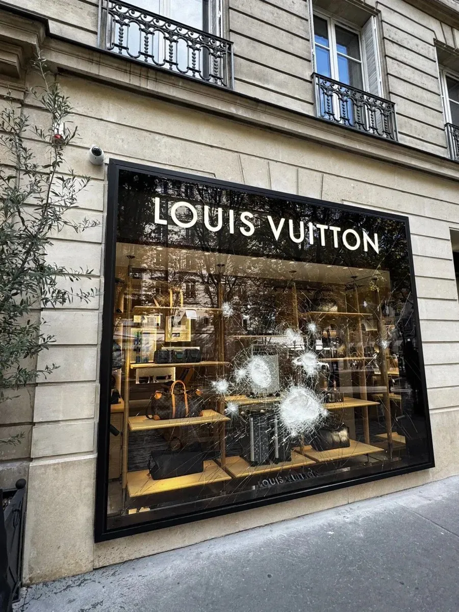 Cửa hàng Louis Vuitton tại Paris vào sáng 20/10 sau khi bạo loạn lắng đi.