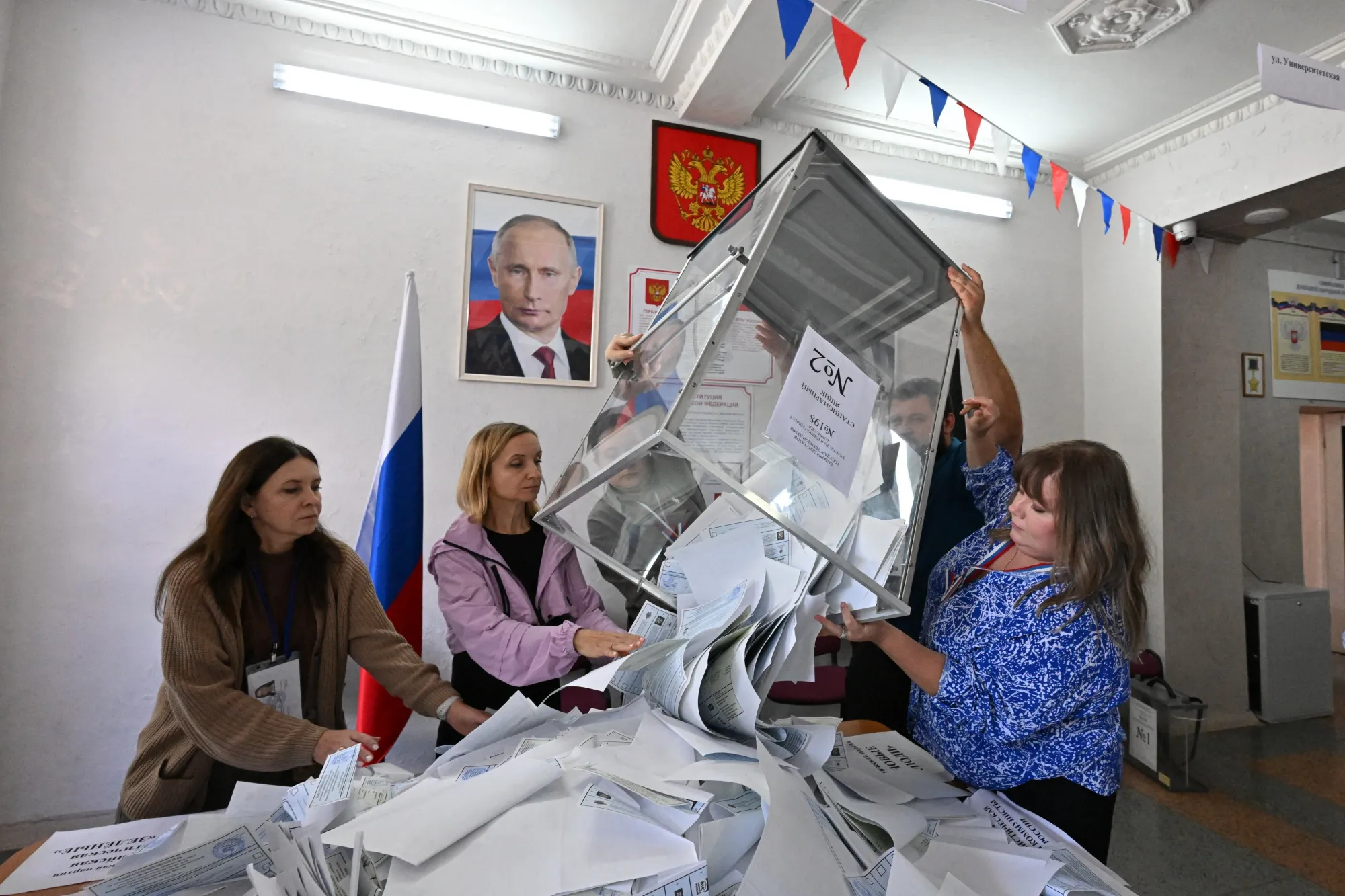 Các thành viên ủy ban bầu cử kiểm đếm phiếu tại Donetsk ngày 20/9.
