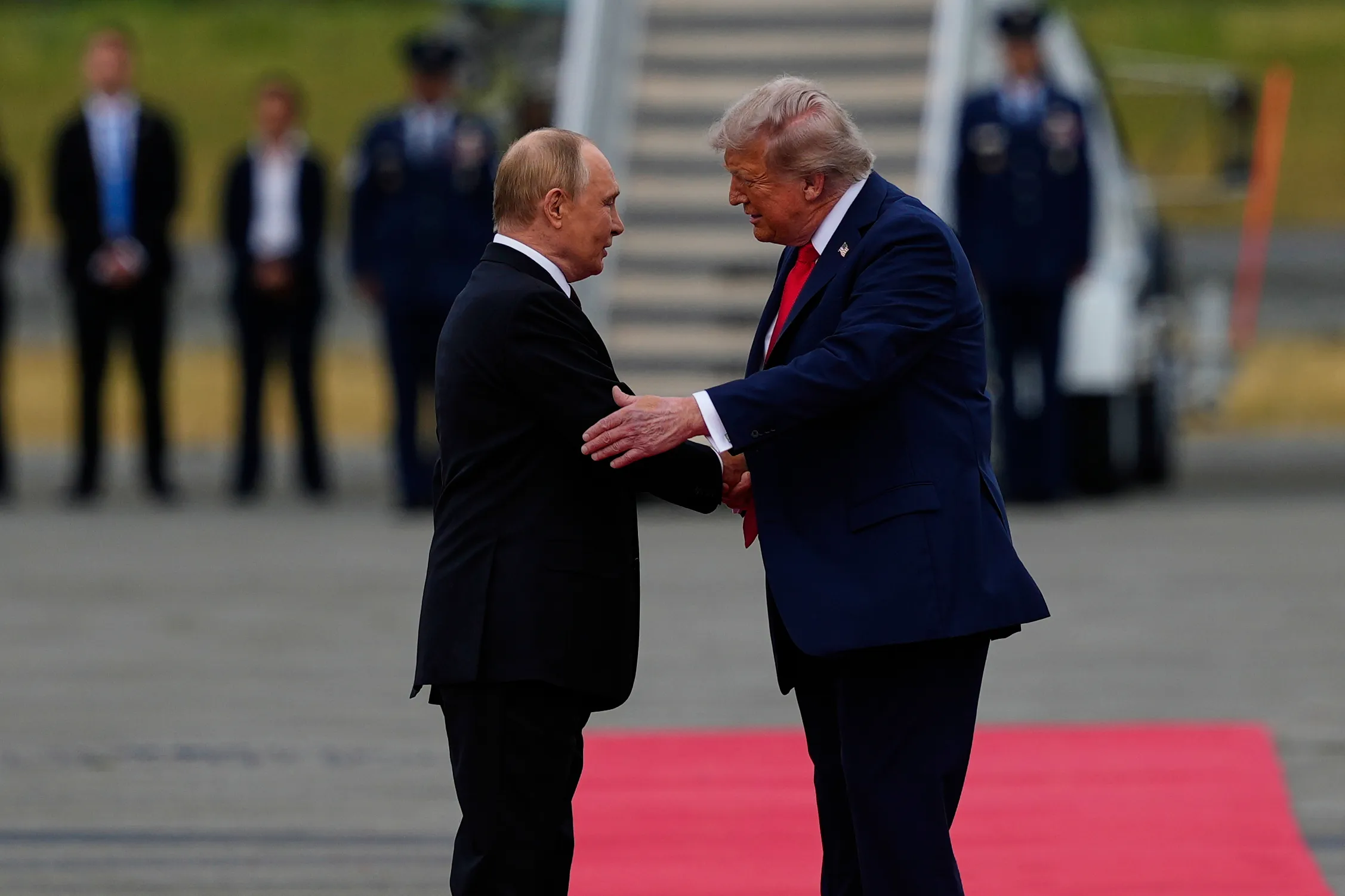 Tổng thống Trump (phải) đón tiếp Tổng thống Putin tại Alaska ngày 15/8/2025.