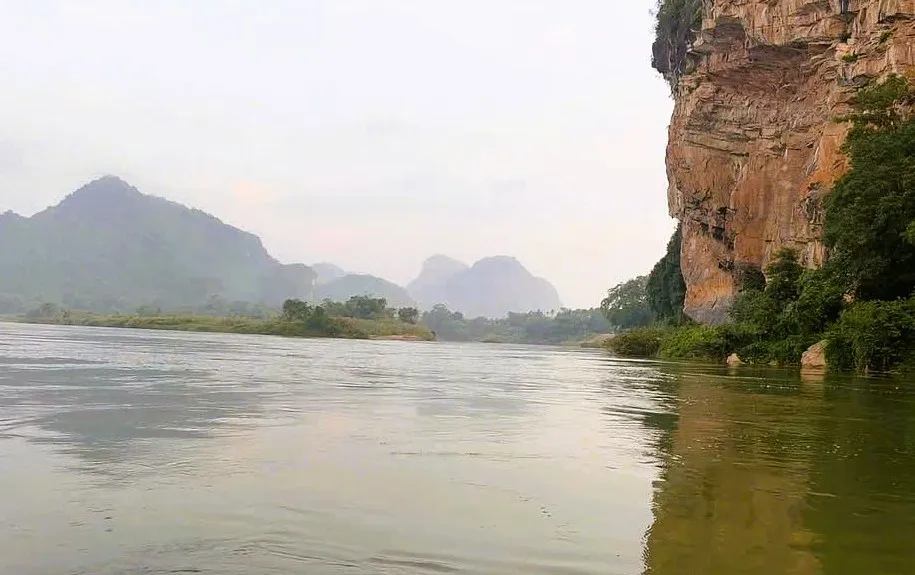 Đoạn sông Mã qua địa bàn xã Cẩm Tú, tỉnh Thanh Hóa - nơi hai nam sinh lớp 10 mất tích khi xuống sông tắm - Ảnh: CTV