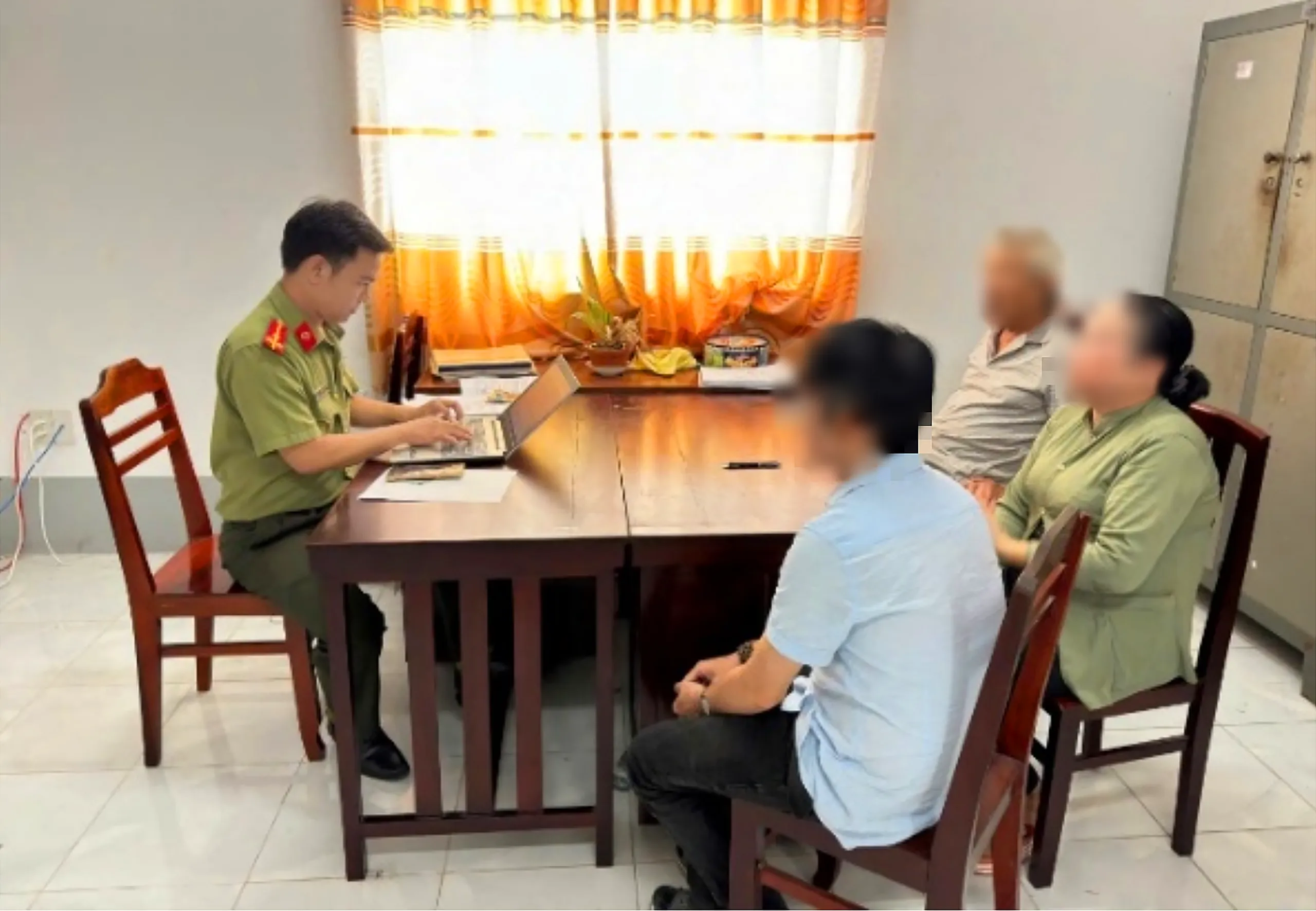 Công an phường Thốt Nốt làm việc với ông T.N.T. (áo xanh) và những người trình báo có liên quan đến vụ việc - Ảnh: Công an TP Cần Thơ