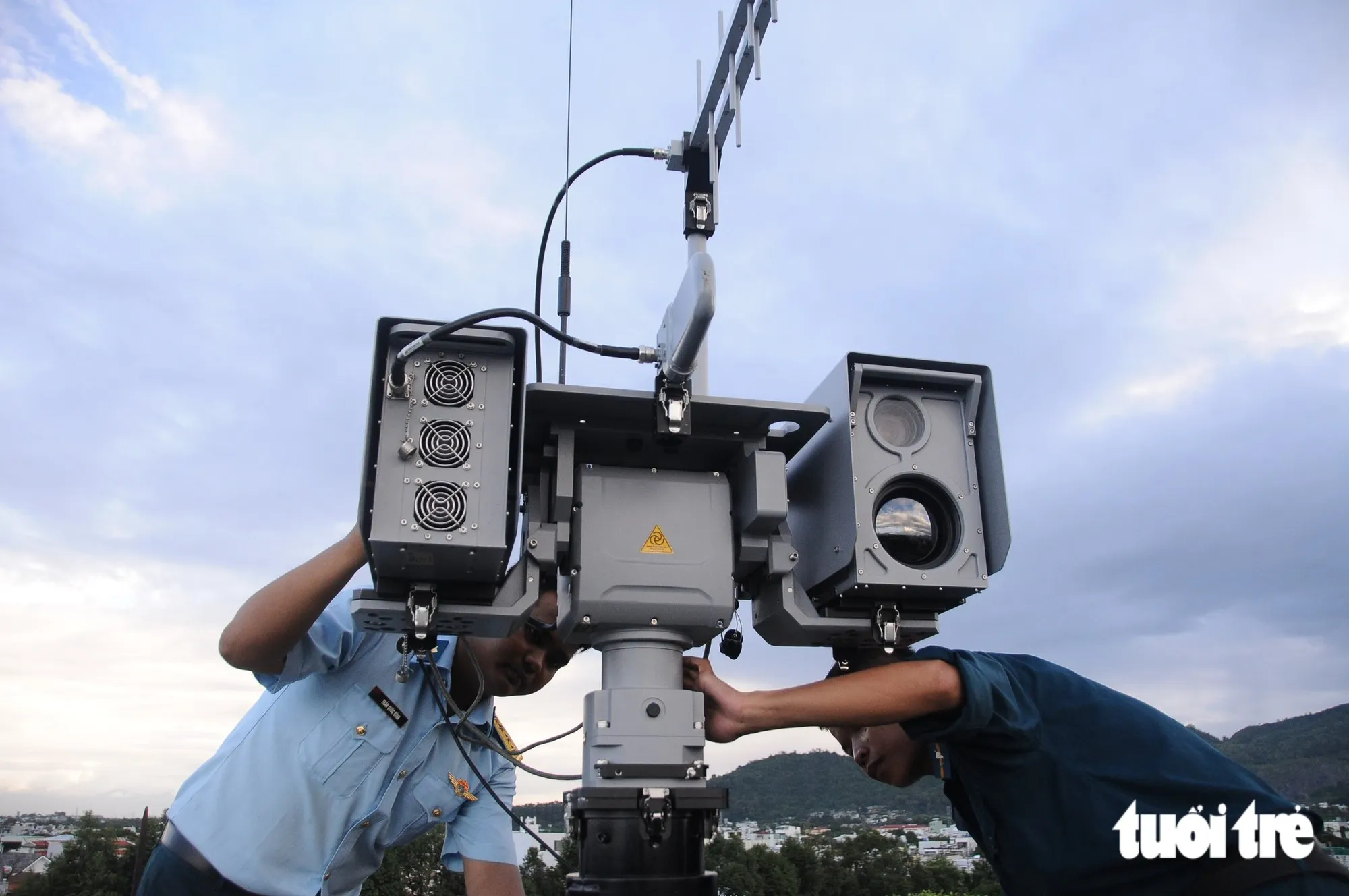 Bộ đội Trung đoàn 282 vận hành, bảo trì hệ thống chống UAV - Ảnh: BÁ DŨNG