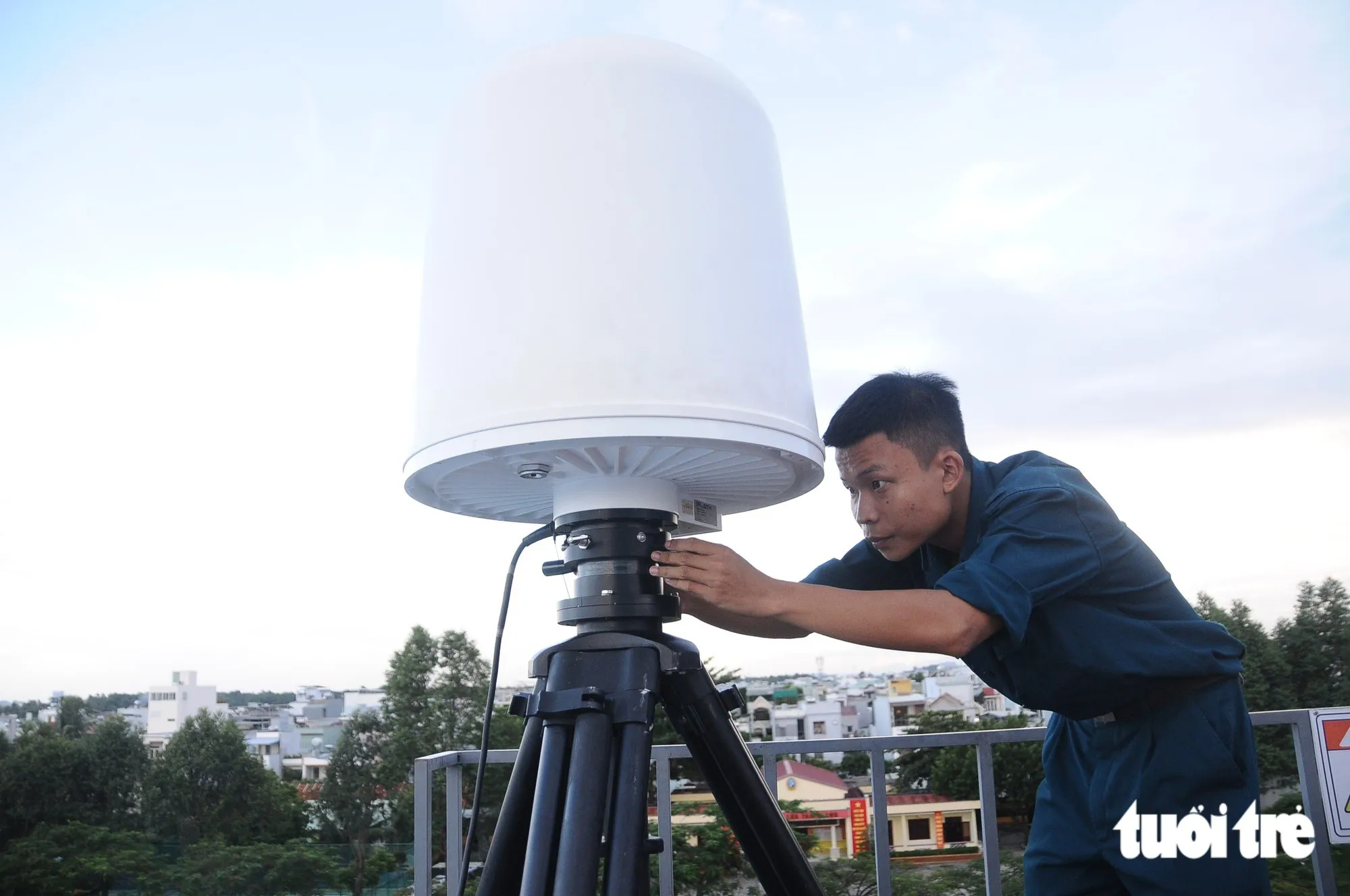 Rađa thu tín hiệu của hệ thống chống UAV - Ảnh: BÁ DŨNG