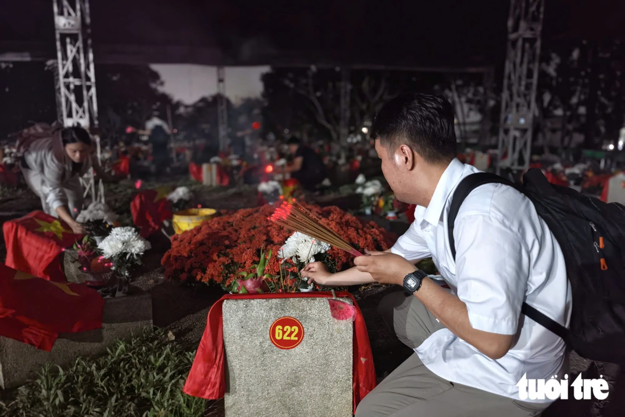 Nhiều người dân đến nghĩa trang liệt sĩ TP.HCM thắp hương, sưởi ấm anh linh những người con ưu tú đã hy sinh vì độc lập, tự do của Tổ quốc - Ảnh: TRÍ ĐỨC